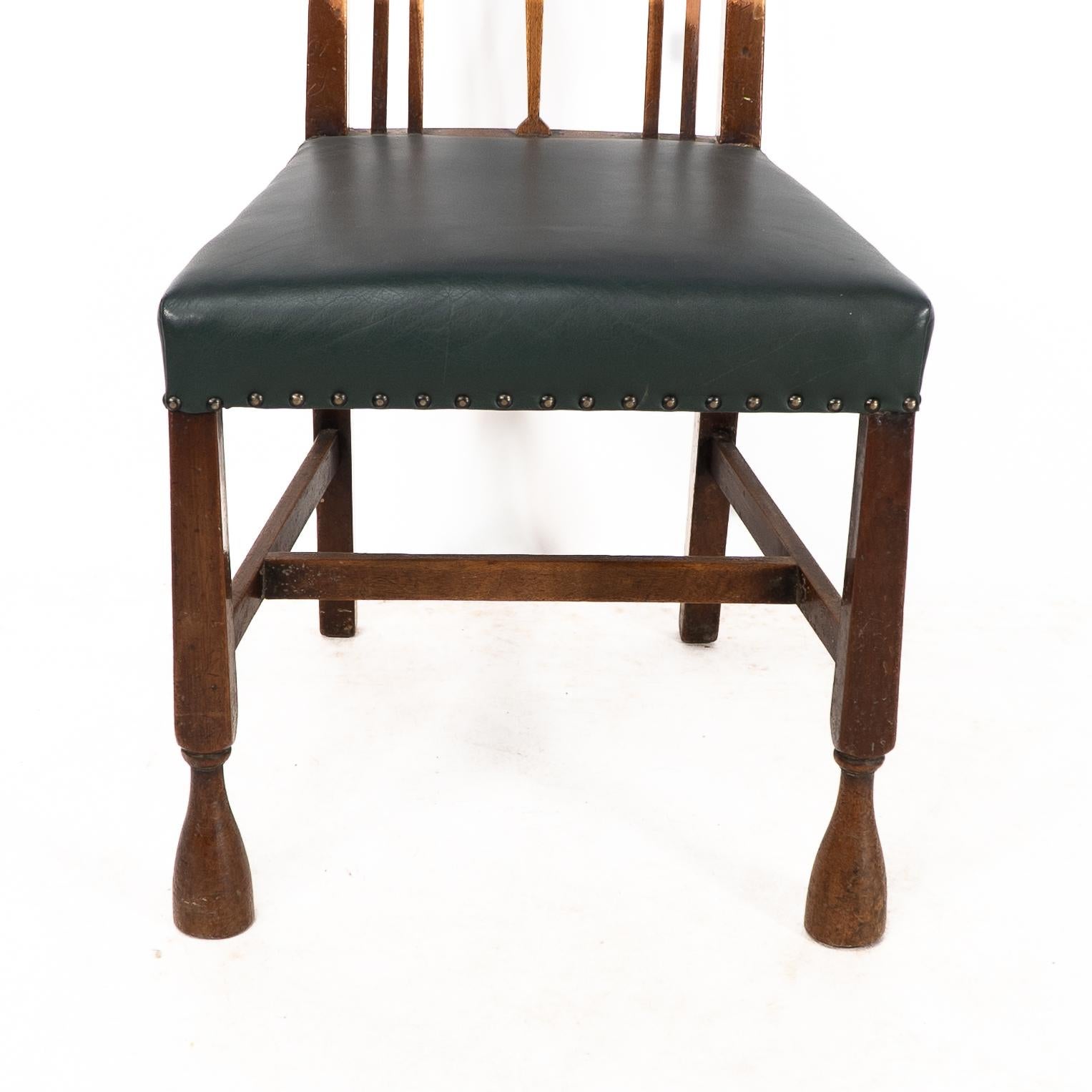 Liberty & Co. attr. Set di 3 sedie da pranzo con cuore intarsiato in peltro in stile Voysey in vendita 4