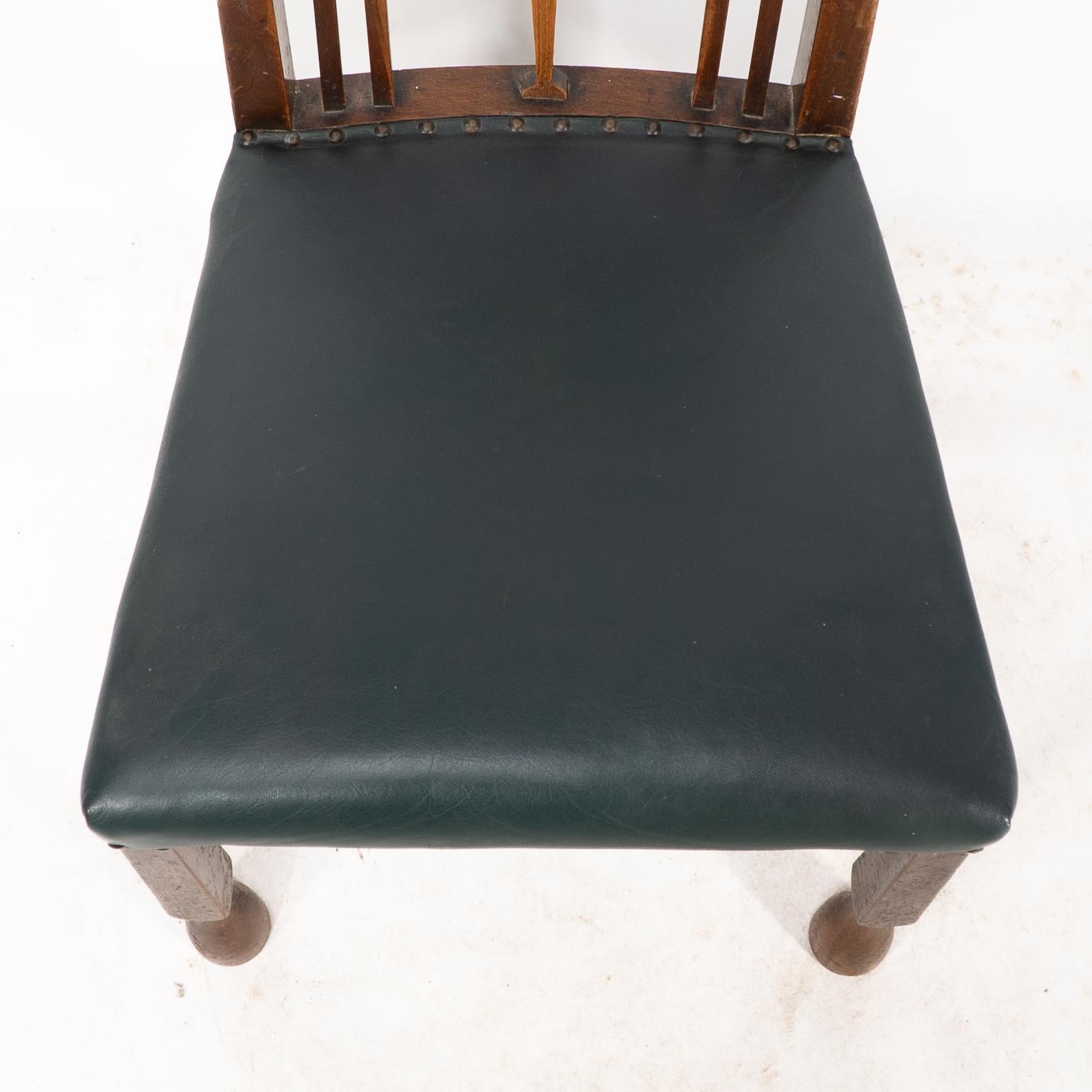 Liberty & Co. attr. Set di 3 sedie da pranzo con cuore intarsiato in peltro in stile Voysey in vendita 5
