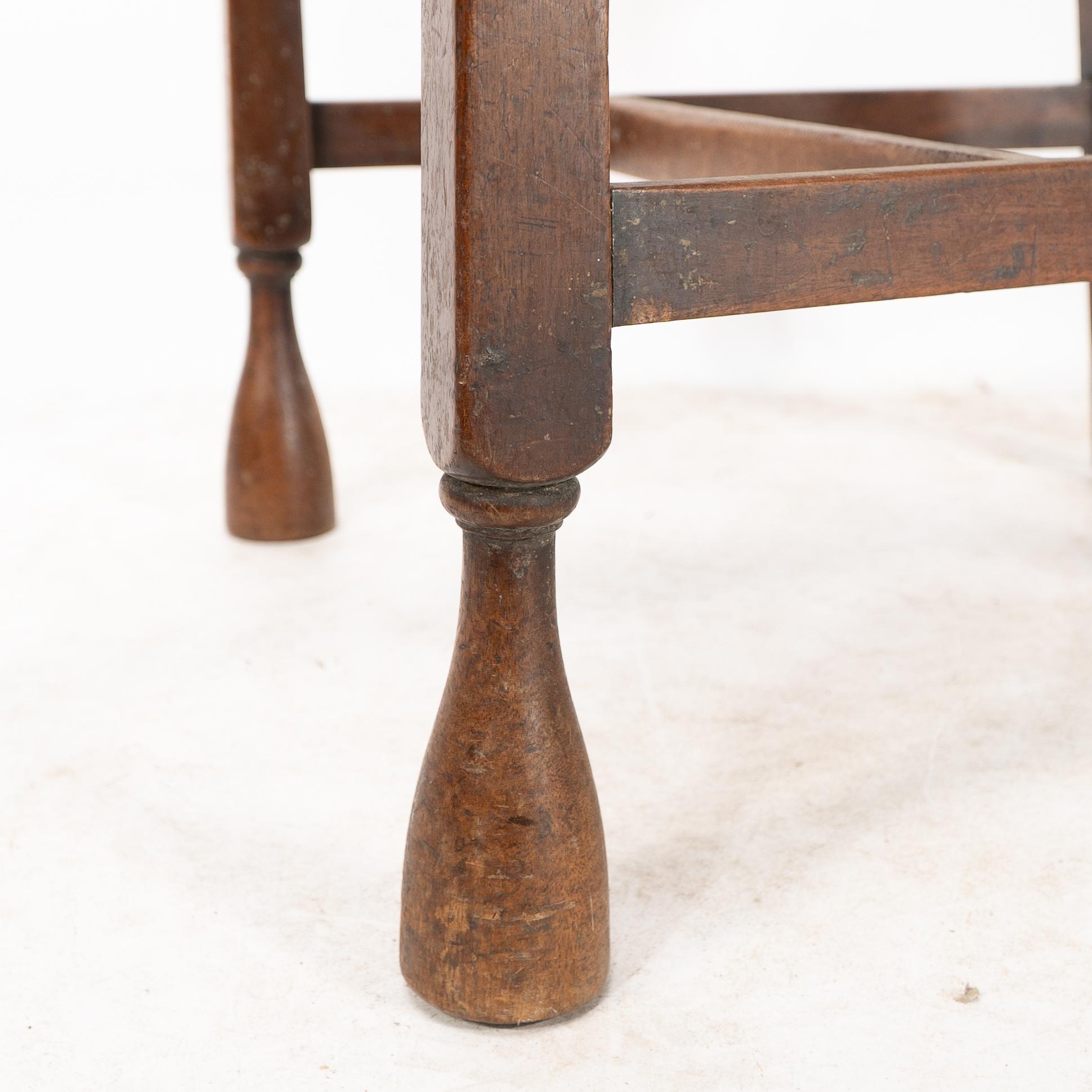 Liberty & Co. attr. Set di 3 sedie da pranzo con cuore intarsiato in peltro in stile Voysey in vendita 9