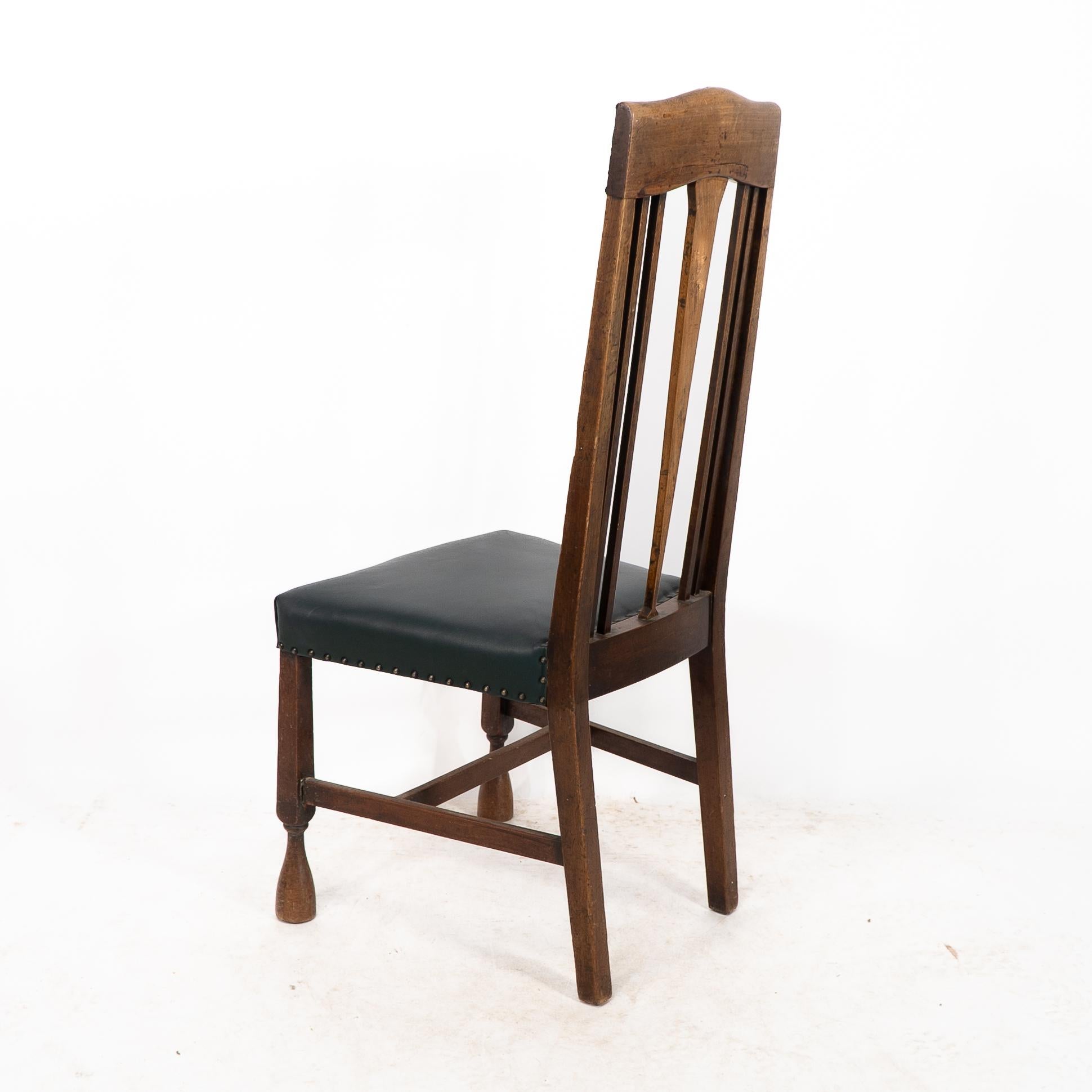 Liberty & Co. attr. Set di 3 sedie da pranzo con cuore intarsiato in peltro in stile Voysey in vendita 10