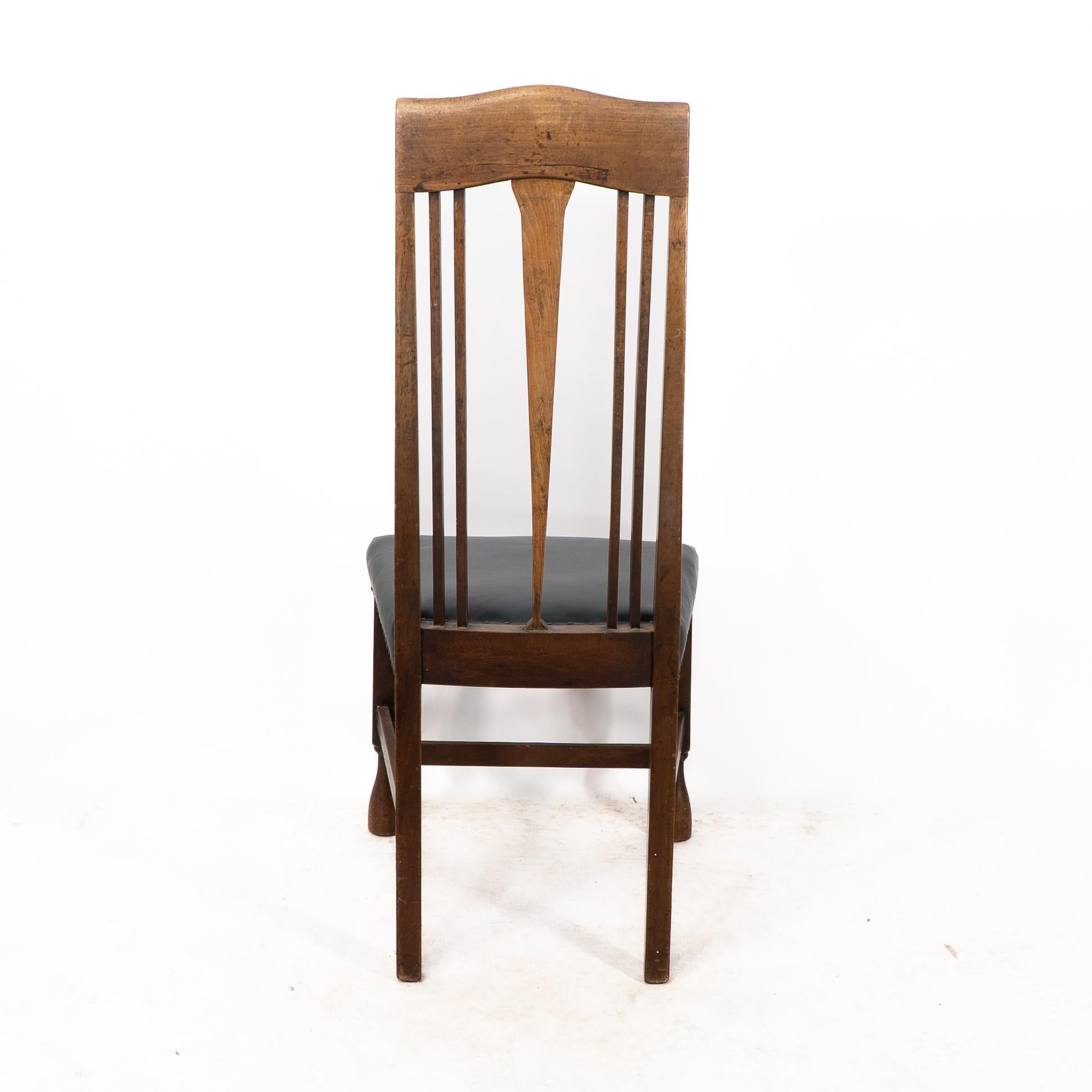 Liberty & Co. attr. Set di 3 sedie da pranzo con cuore intarsiato in peltro in stile Voysey in vendita 11