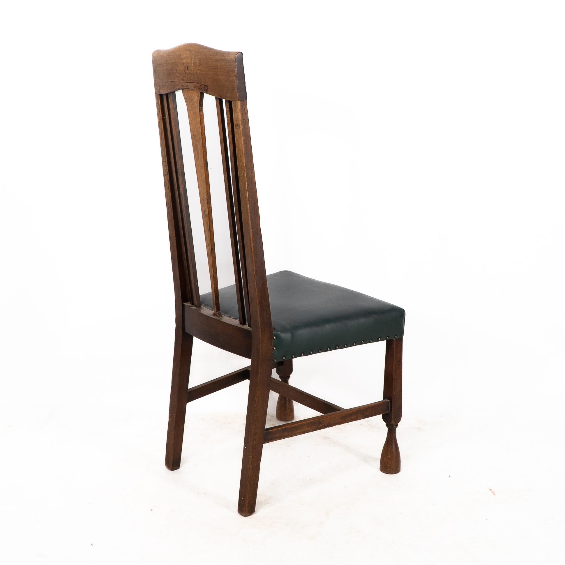 Liberty & Co. attr. Set di 3 sedie da pranzo con cuore intarsiato in peltro in stile Voysey in vendita 12