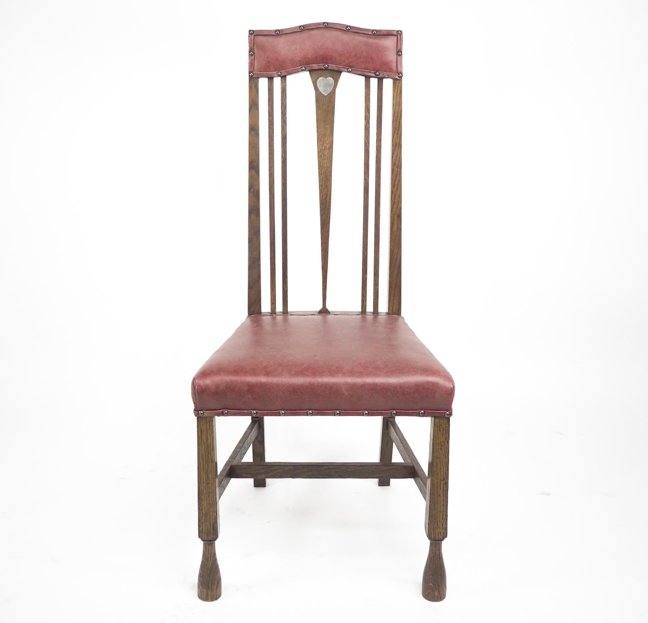 Liberty & Co. attr. Set di 3 sedie da pranzo con cuore intarsiato in peltro in stile Voysey in vendita 12