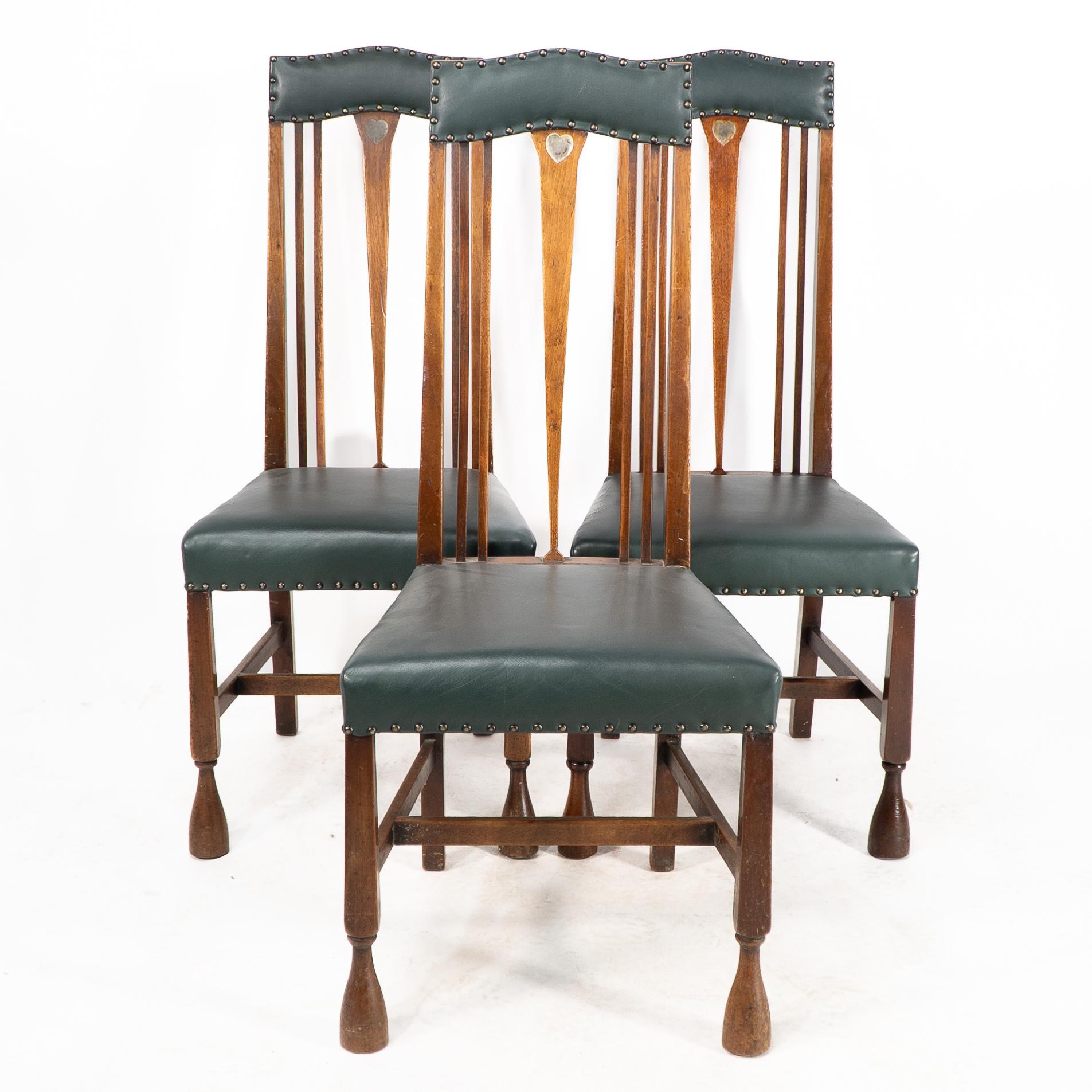 Arts and Crafts Liberty & Co. attr. Set di 3 sedie da pranzo con cuore intarsiato in peltro in stile Voysey in vendita
