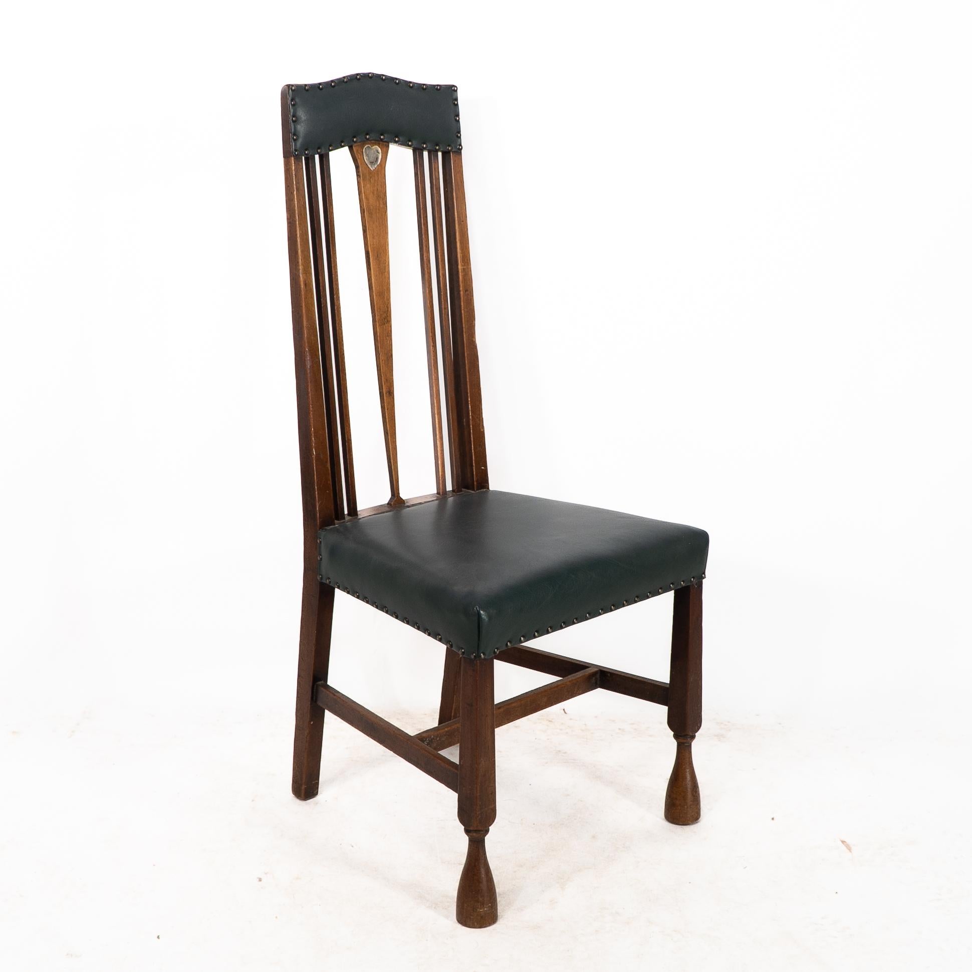 Inglese Liberty & Co. attr. Set di 3 sedie da pranzo con cuore intarsiato in peltro in stile Voysey in vendita