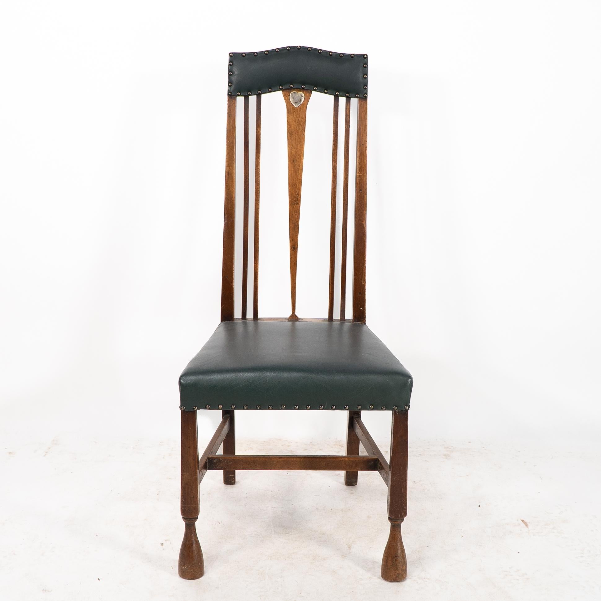 Liberty & Co. attr. Set di 3 sedie da pranzo con cuore intarsiato in peltro in stile Voysey In condizioni buone in vendita a London, GB