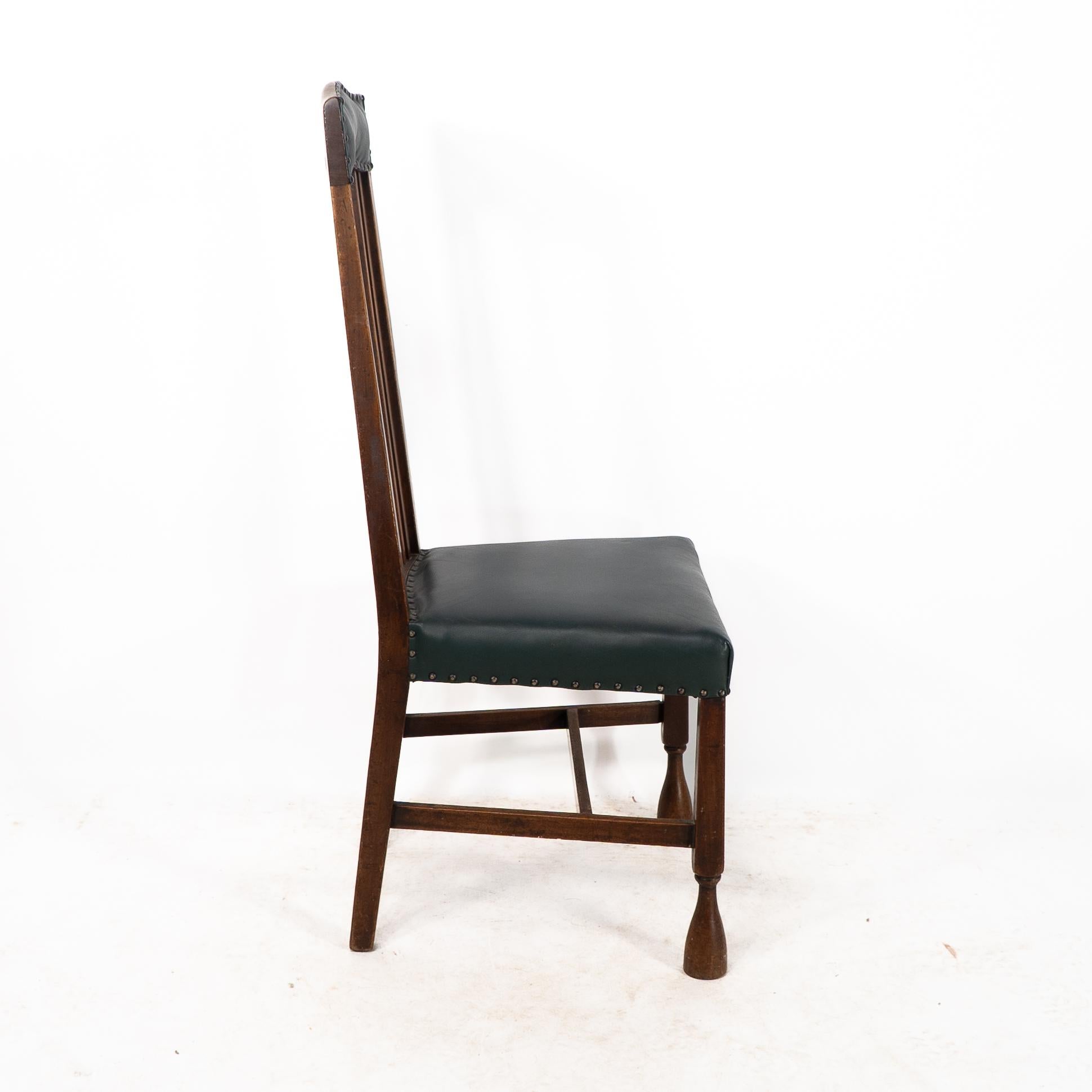 Quercia Liberty & Co. attr. Set di 3 sedie da pranzo con cuore intarsiato in peltro in stile Voysey in vendita
