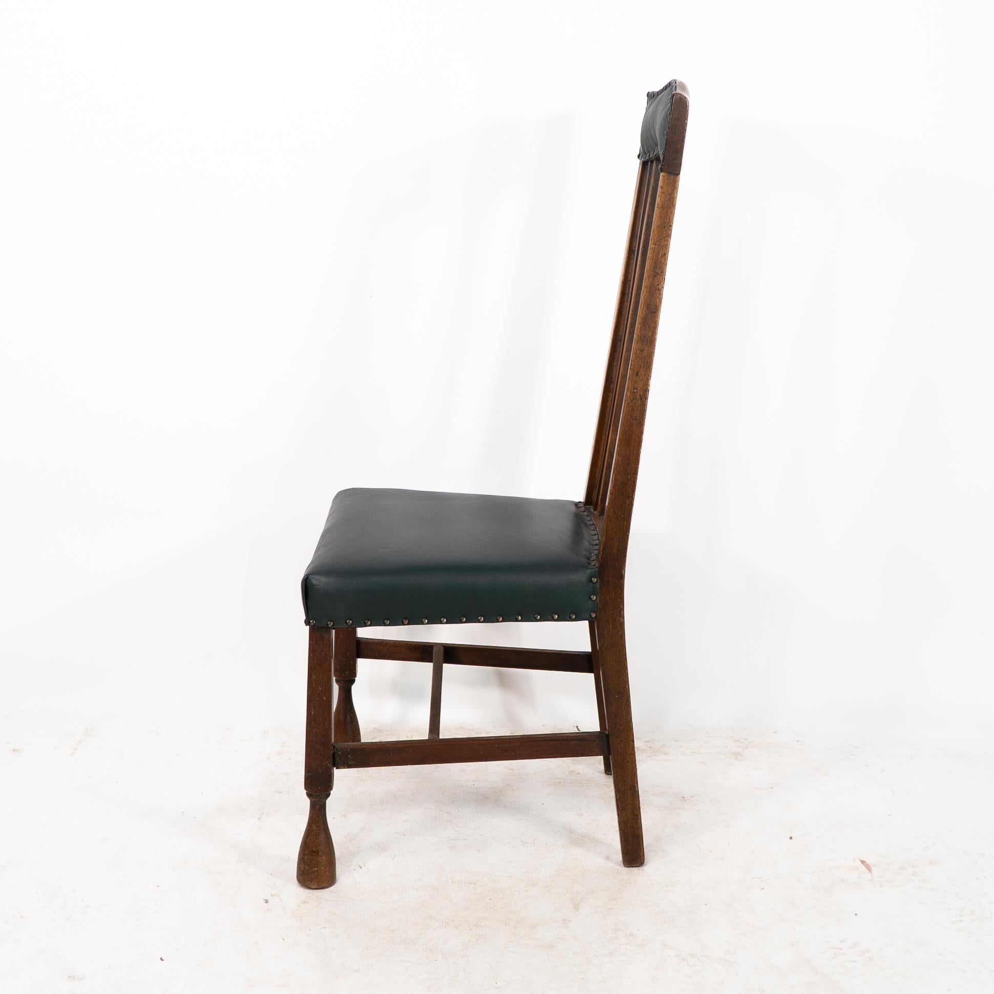 Liberty & Co. attr. Set di 3 sedie da pranzo con cuore intarsiato in peltro in stile Voysey in vendita 1
