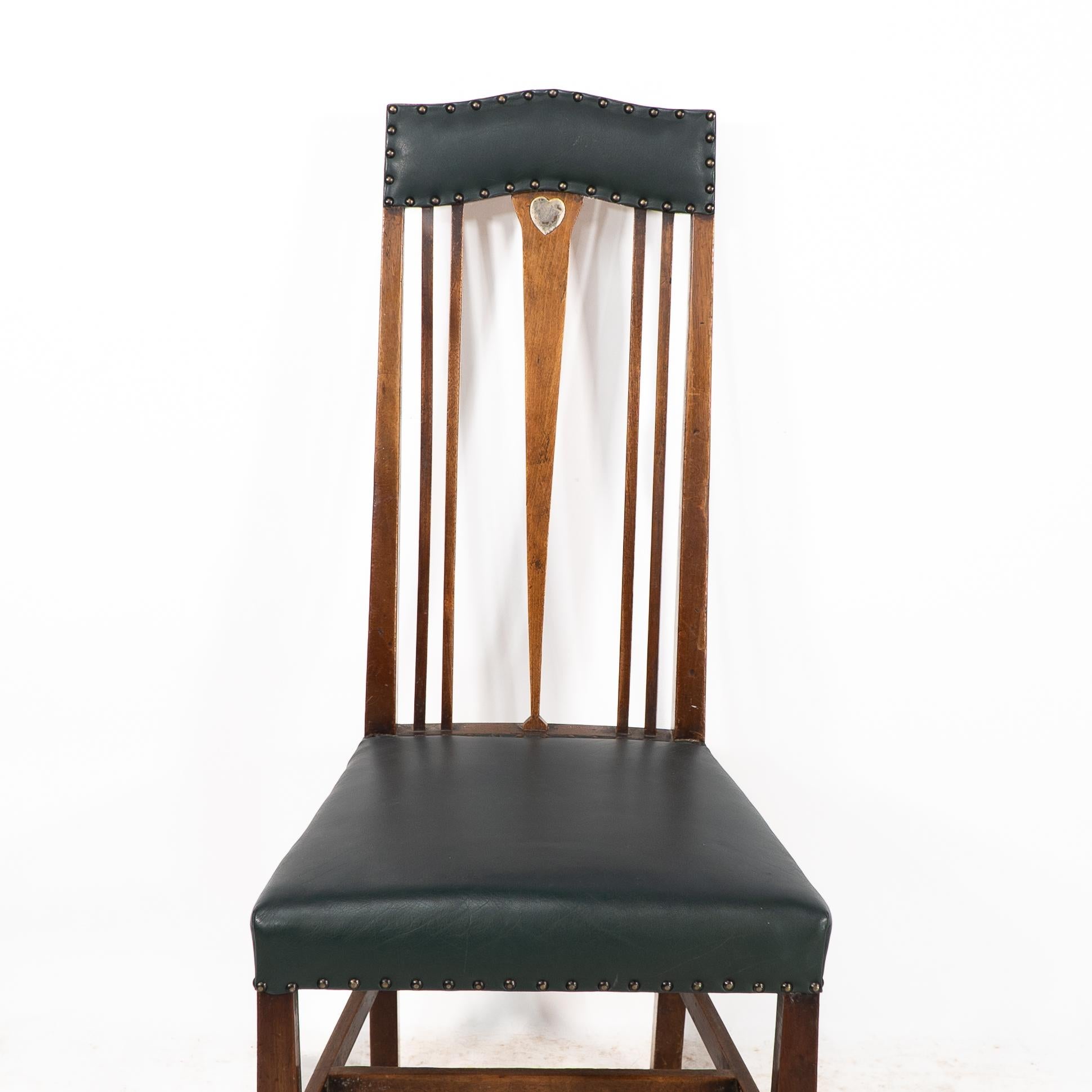 Liberty & Co. attr. Set di 3 sedie da pranzo con cuore intarsiato in peltro in stile Voysey in vendita 2