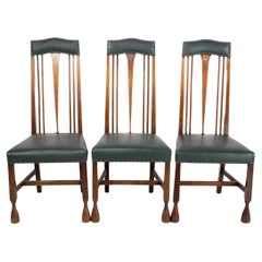 Liberty & Co. attr. Ensemble de 3 chaises de salle à manger avec cœur en étain incrusté de style Voysey