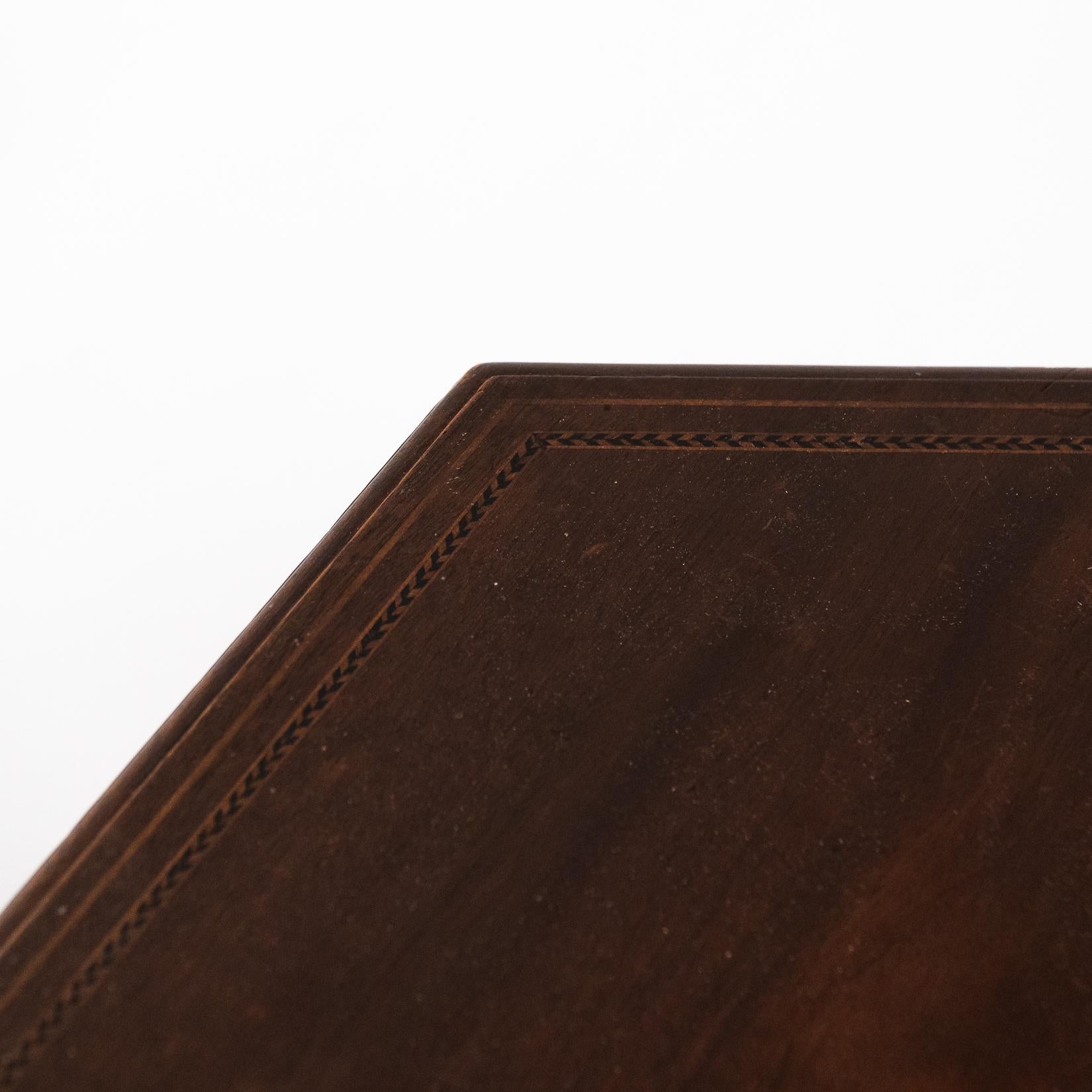 Liberty & Co., attri. An Aesthetic Movement Sechseckiger Beistelltisch im Angebot 4