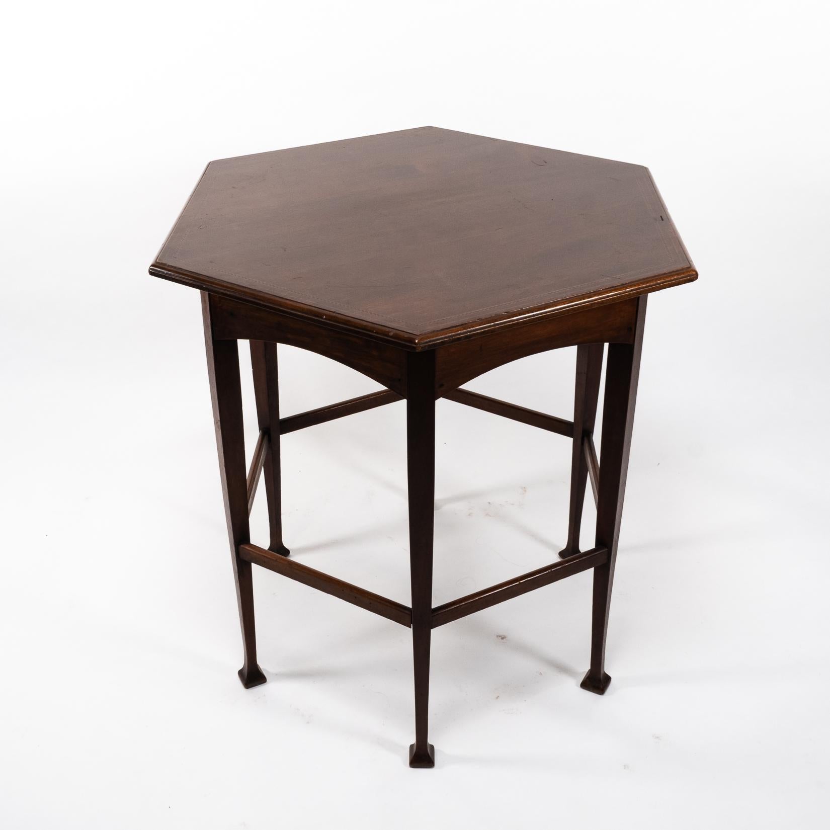 Liberty & Co., attri. An Aesthetic Movement Sechseckiger Beistelltisch im Angebot 5