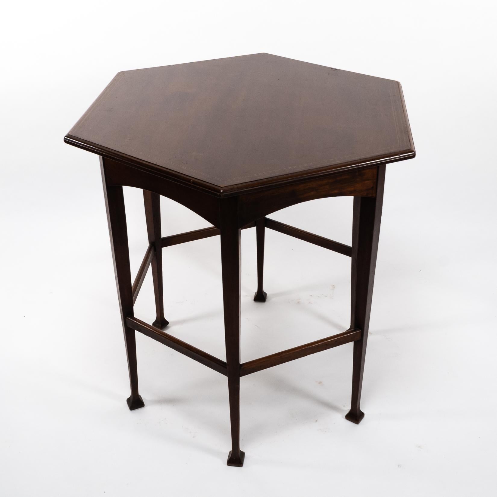 Liberty & Co., attri. An Aesthetic Movement Sechseckiger Beistelltisch im Angebot 7