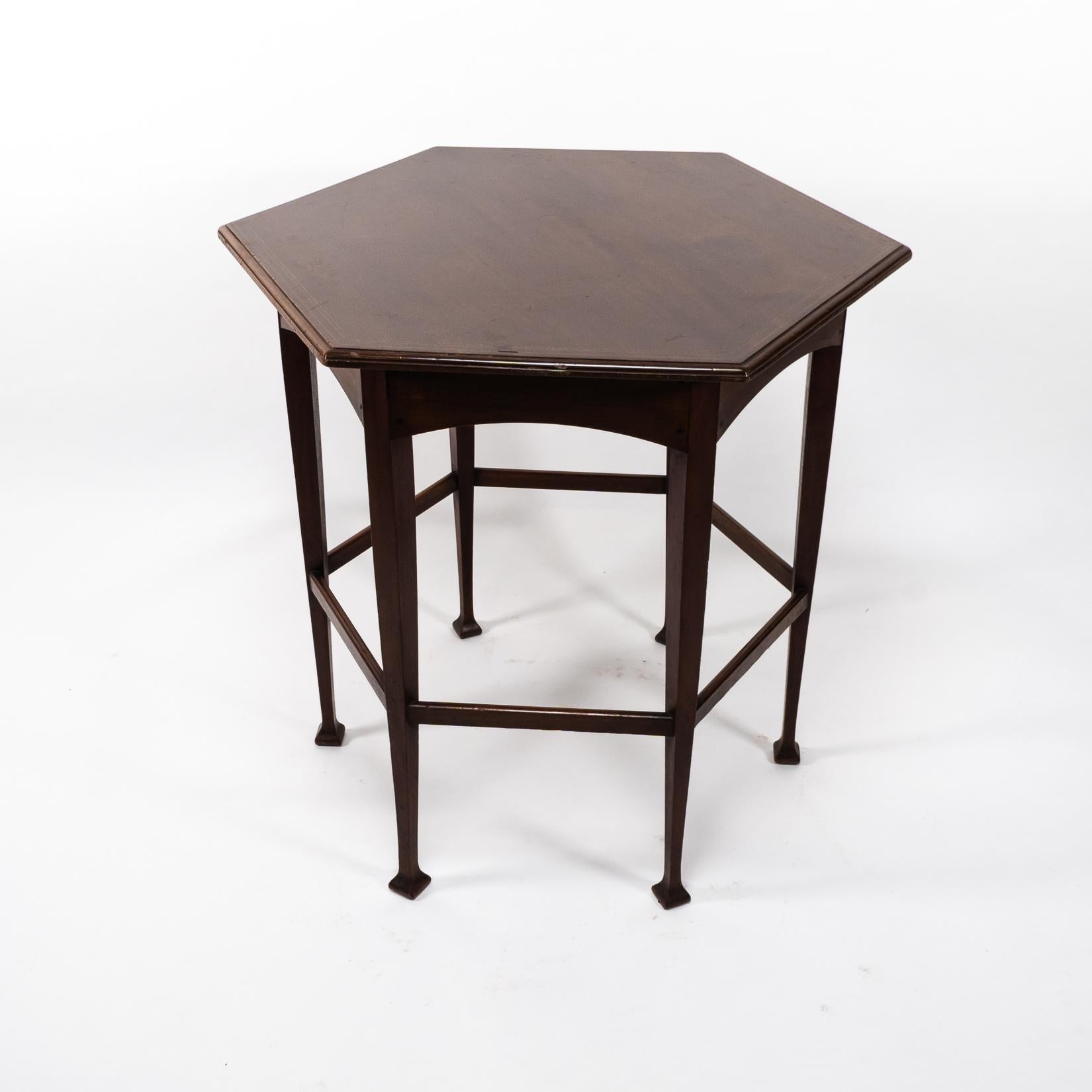 Liberty & Co., attri. An Aesthetic Movement Sechseckiger Beistelltisch im Angebot 8