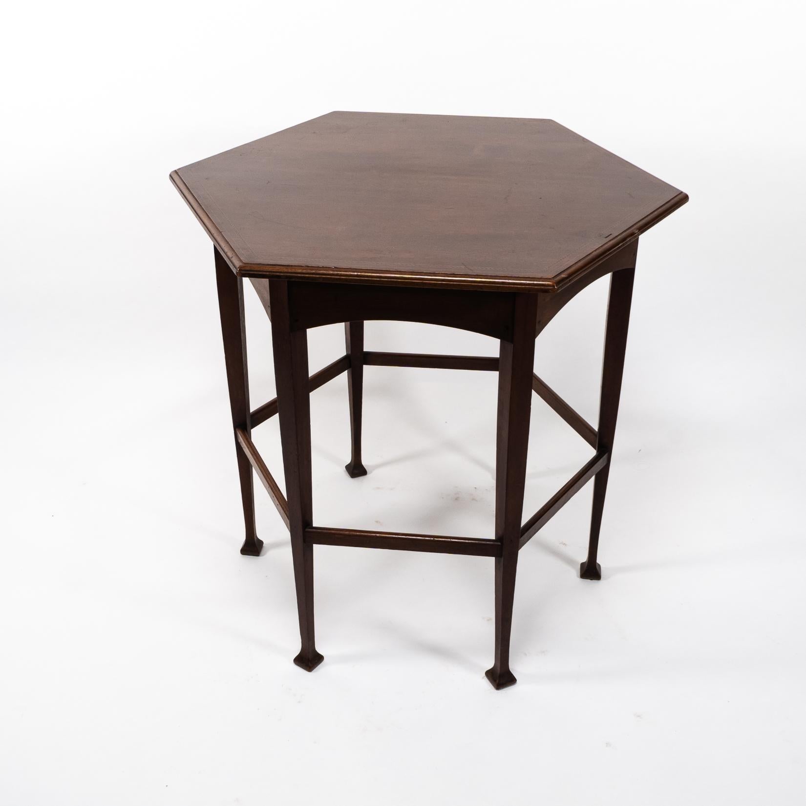 Liberty & Co., attri. An Aesthetic Movement Sechseckiger Beistelltisch im Angebot 9
