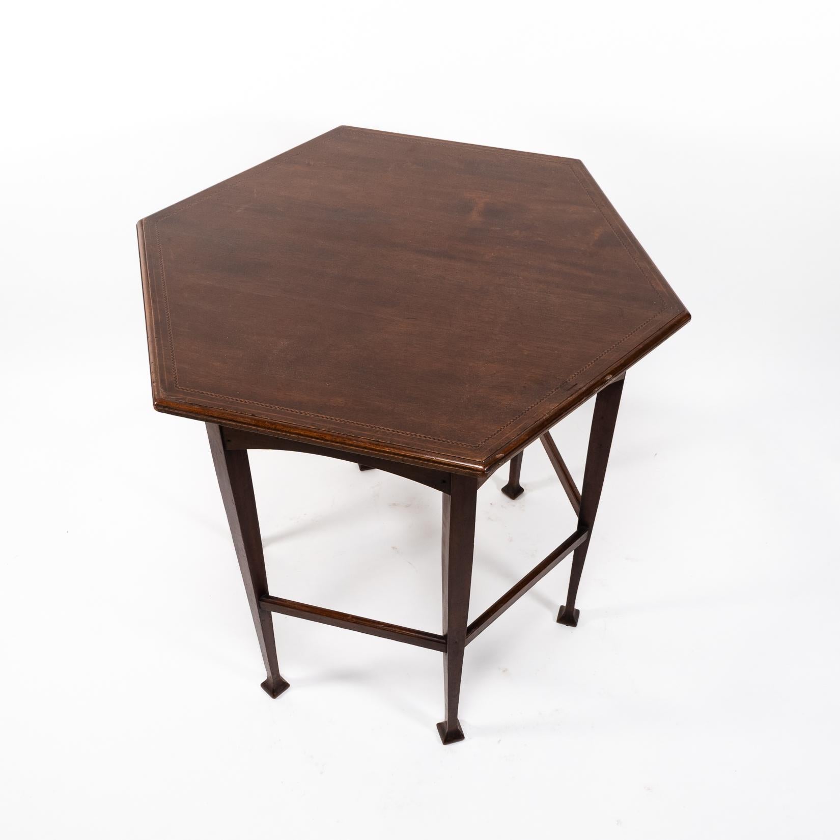Liberty & Co., attri. An Aesthetic Movement Sechseckiger Beistelltisch im Angebot 12