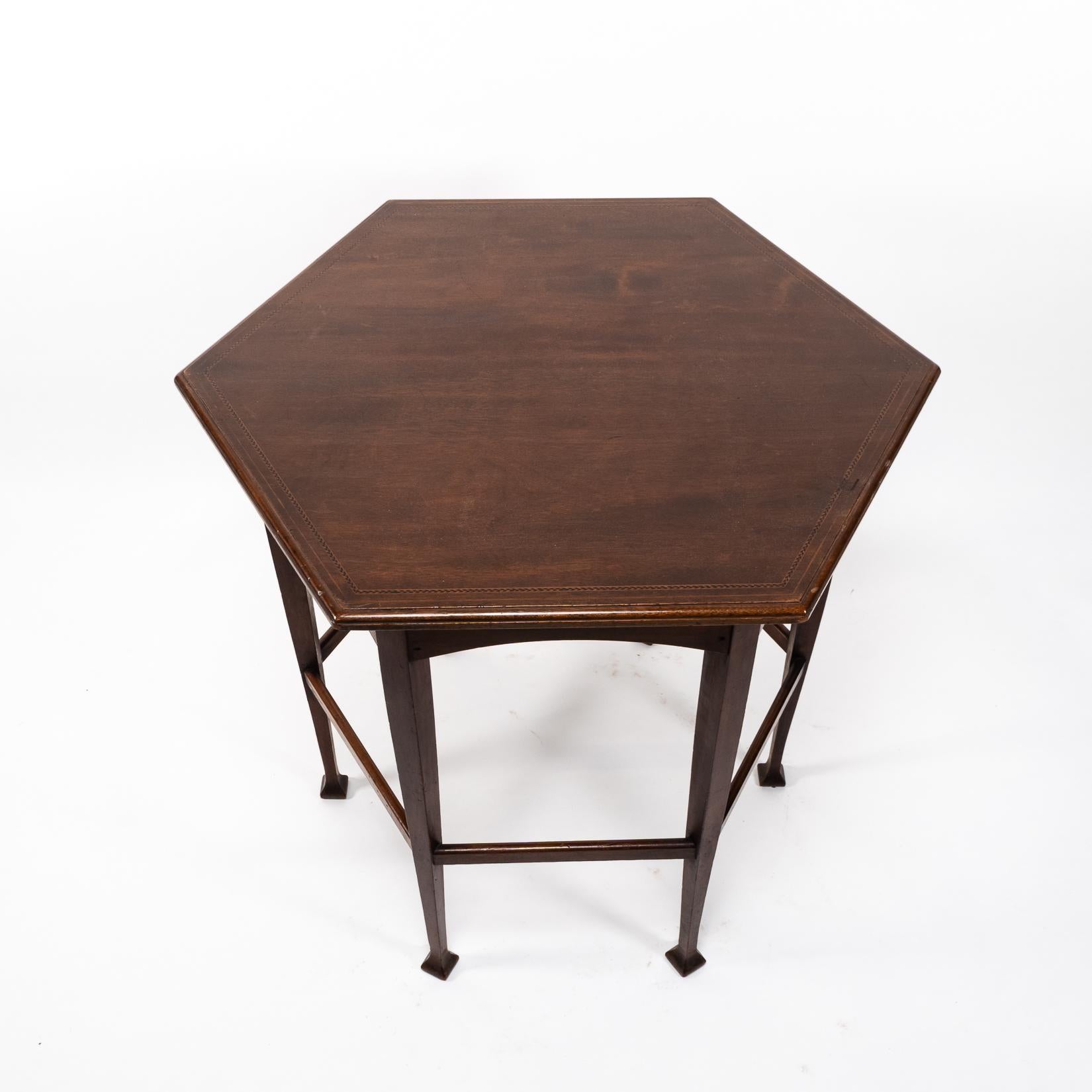 Liberty & Co., attri. An Aesthetic Movement Sechseckiger Beistelltisch (Ästhetizismus) im Angebot