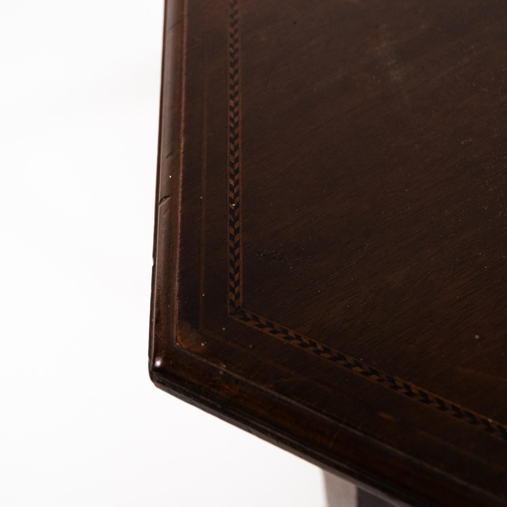 Liberty & Co., attri. An Aesthetic Movement Sechseckiger Beistelltisch im Angebot 1