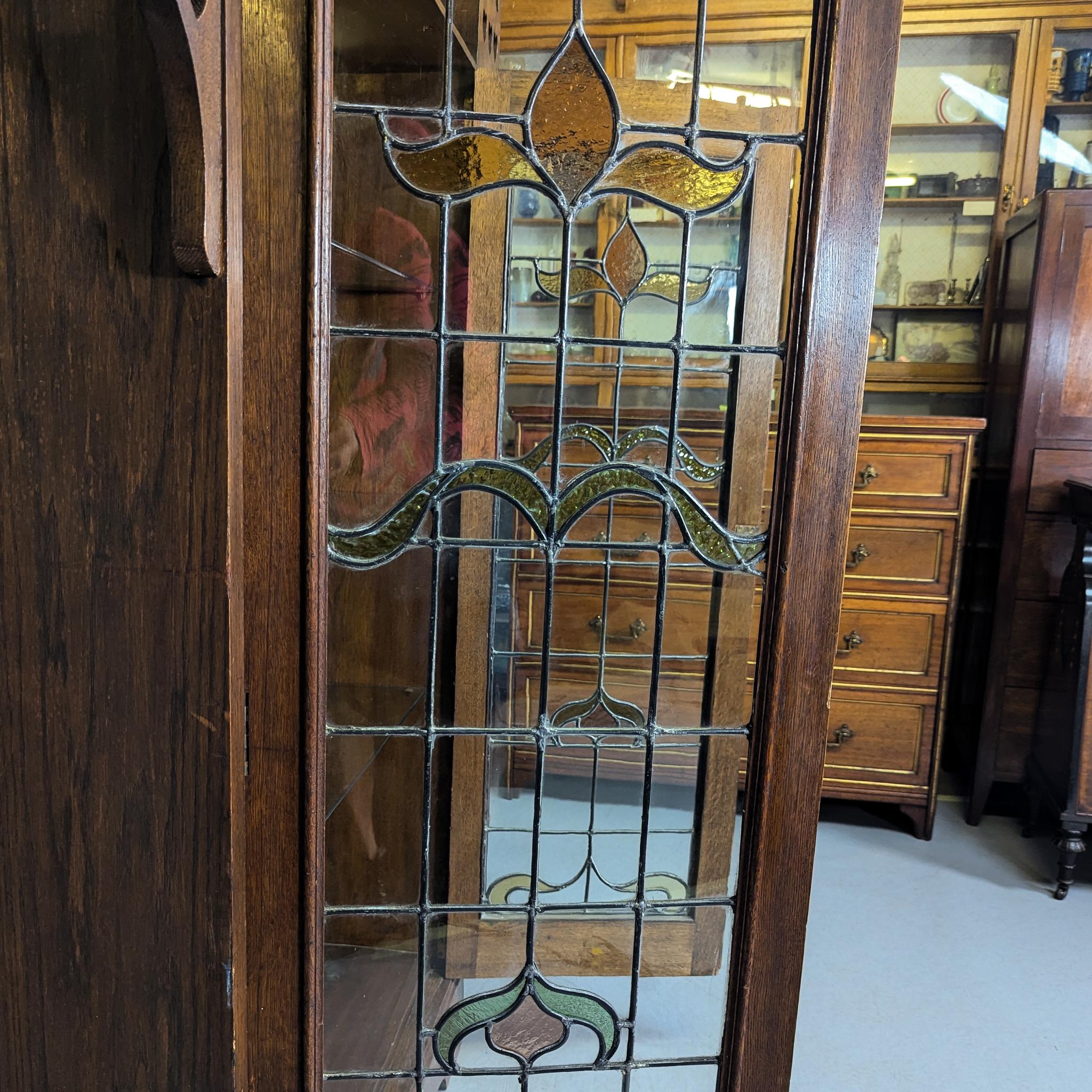 Liberty & Co., attri. Librería Arts & Crafts Roble Barnizado Vitral en venta