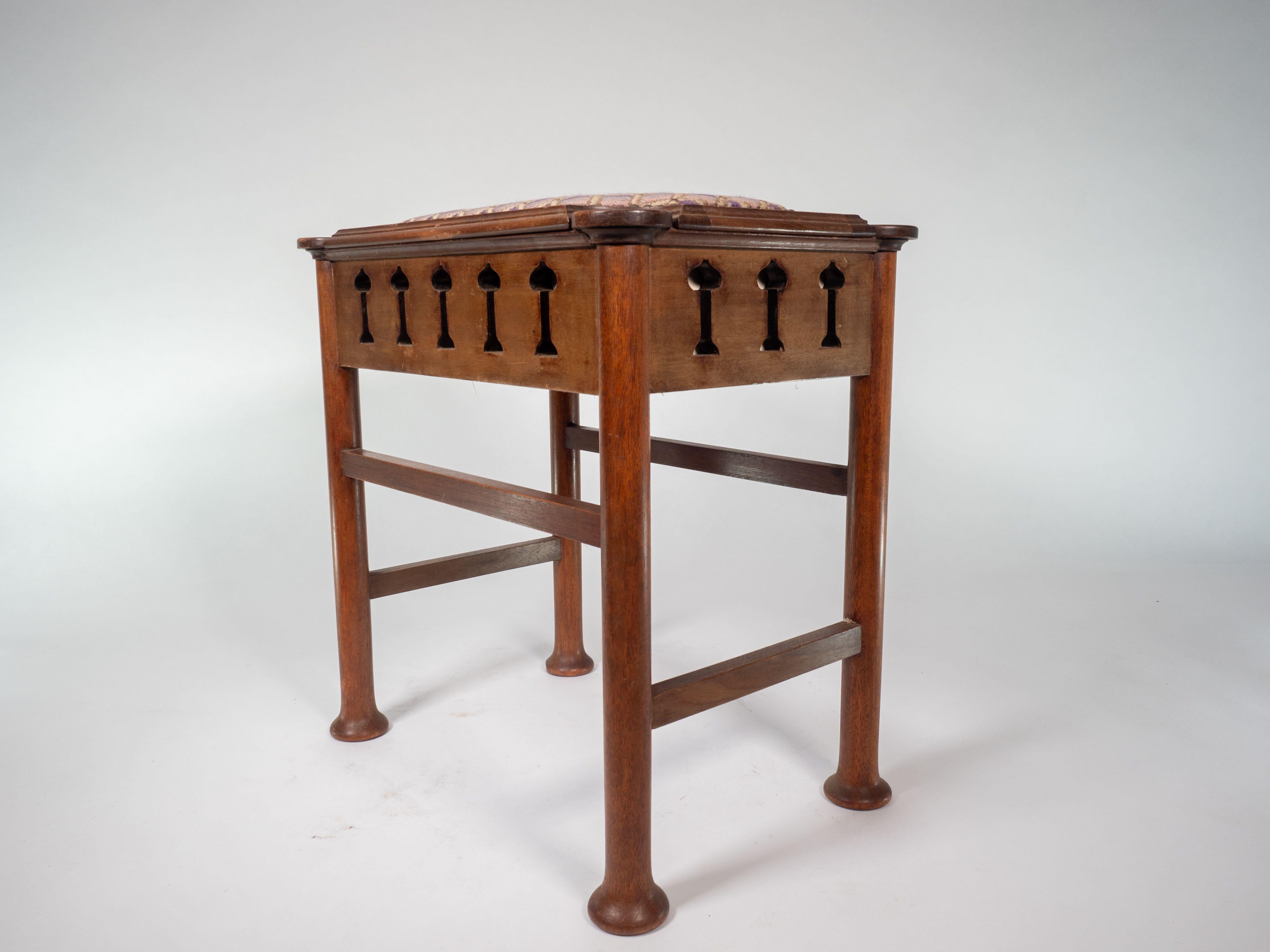 Liberty & Co. attri. Glasgow School Klavierhocker aus Nussbaumholz mit Stauraum unter dem Sitz im Angebot 3