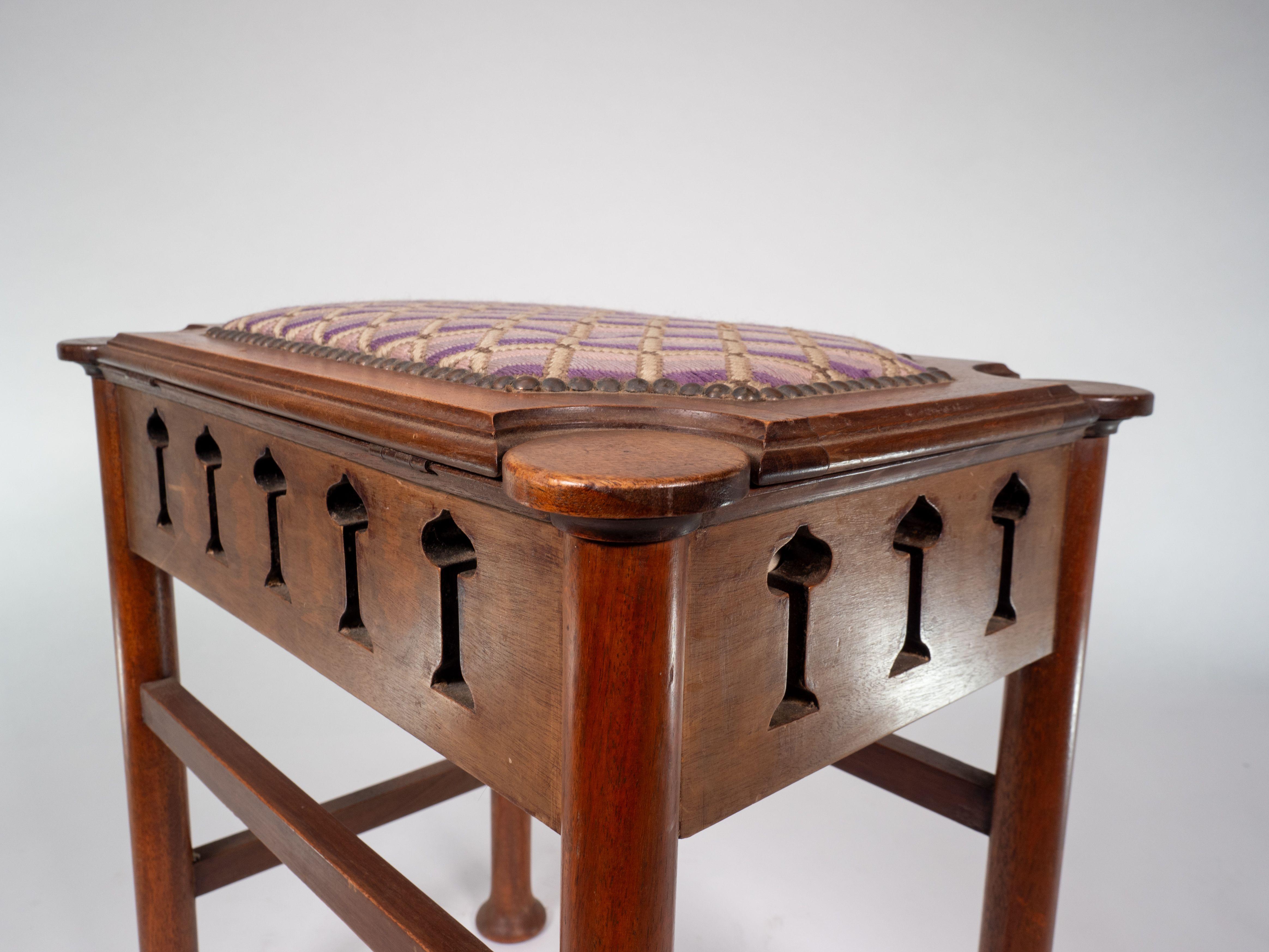 Liberty & Co. attri. Glasgow School Klavierhocker aus Nussbaumholz mit Stauraum unter dem Sitz im Angebot 4