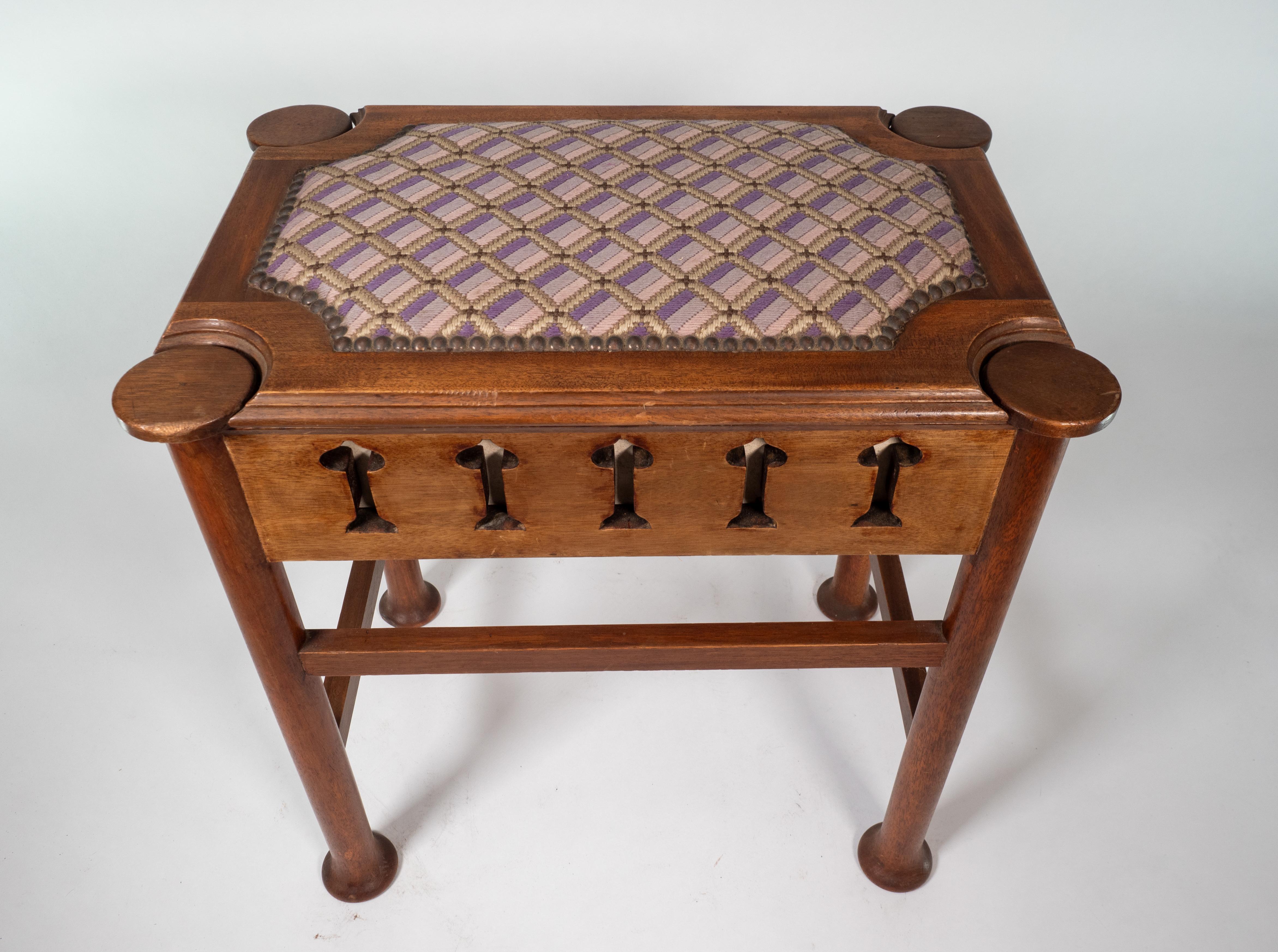 Liberty & Co. attri. Glasgow School Klavierhocker aus Nussbaumholz mit Stauraum unter dem Sitz im Angebot 6