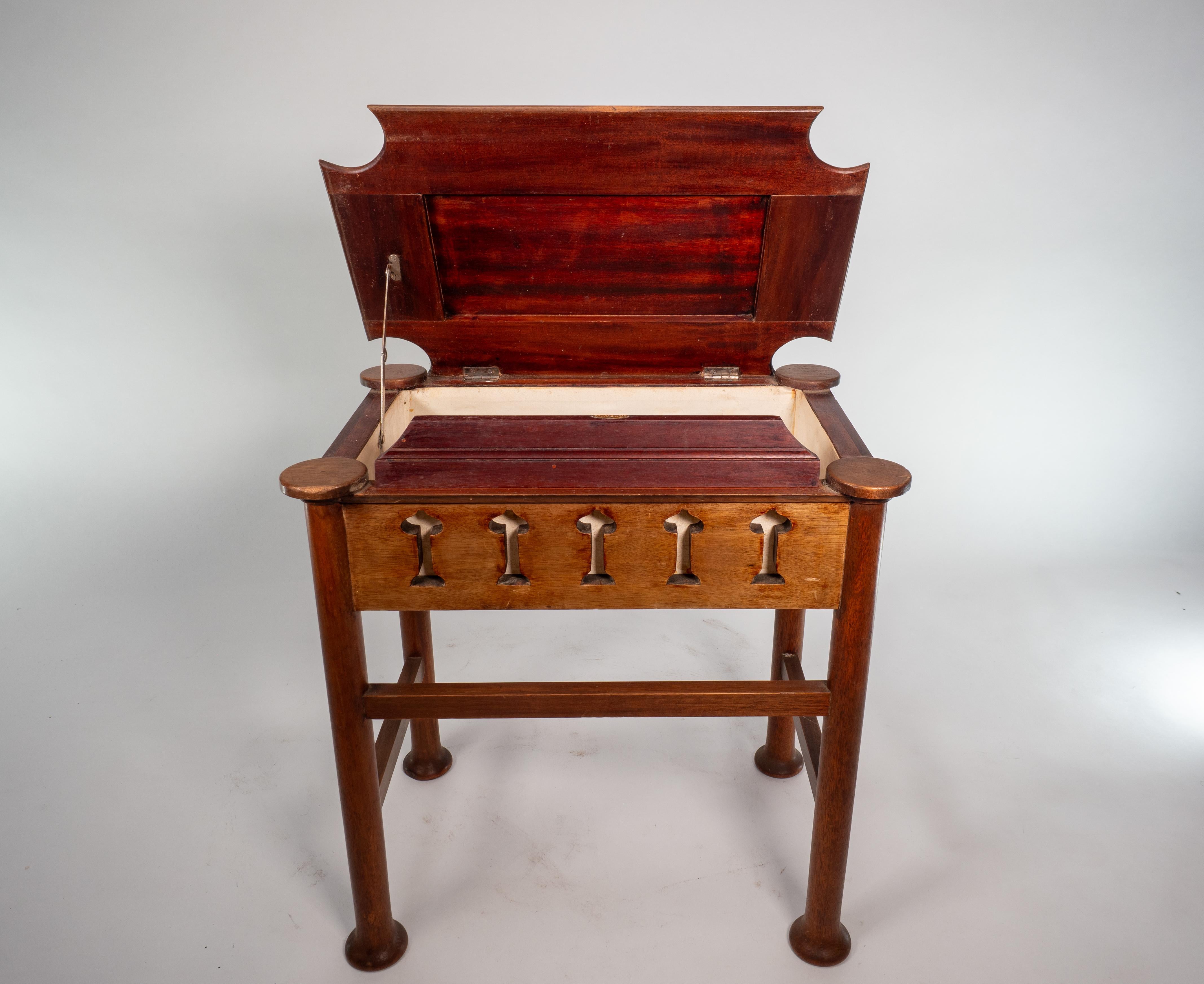 Liberty & Co. attri. Glasgow School Klavierhocker aus Nussbaumholz mit Stauraum unter dem Sitz im Angebot 7