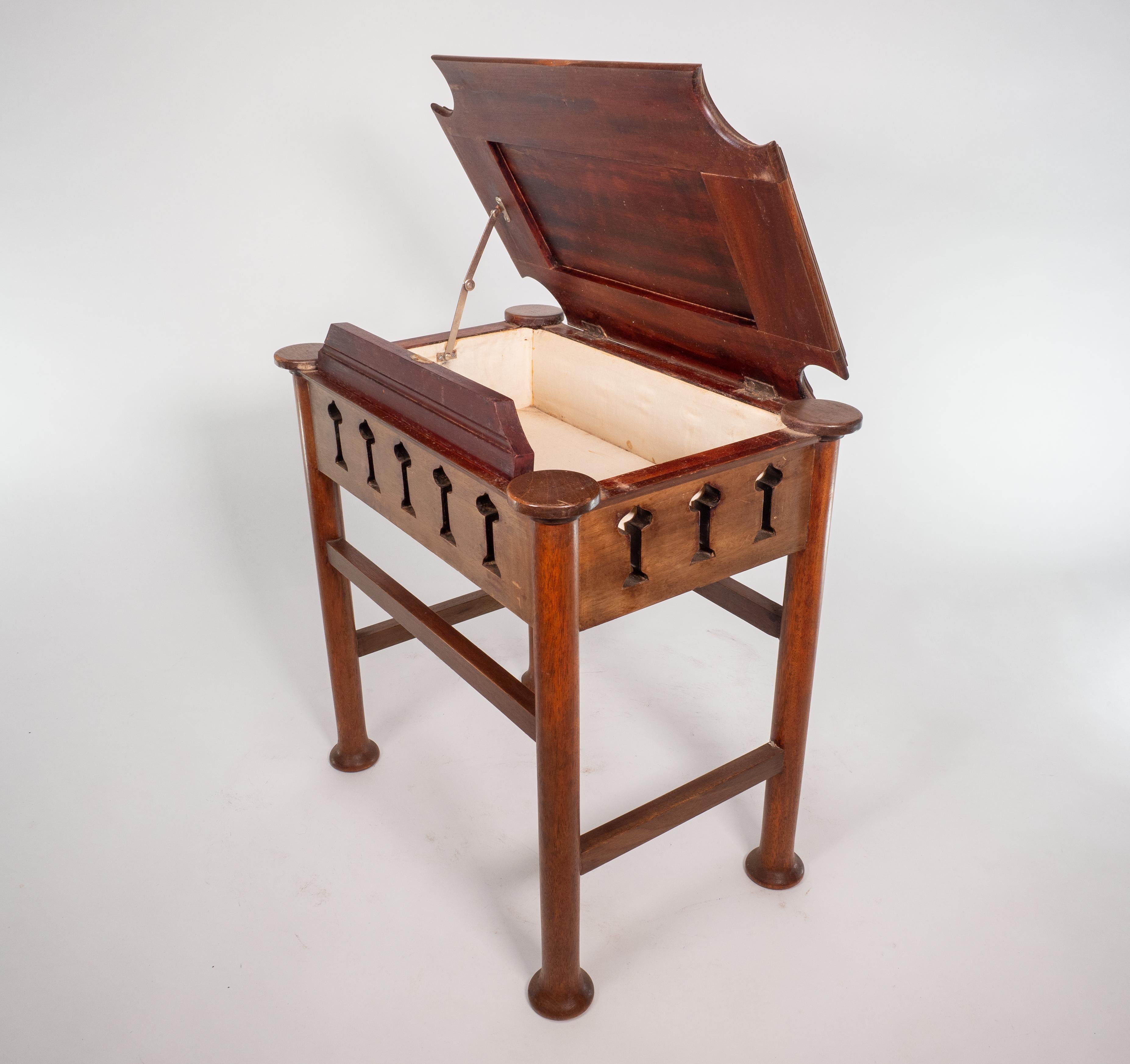 Liberty & Co. attri. Glasgow School Klavierhocker aus Nussbaumholz mit Stauraum unter dem Sitz im Angebot 8