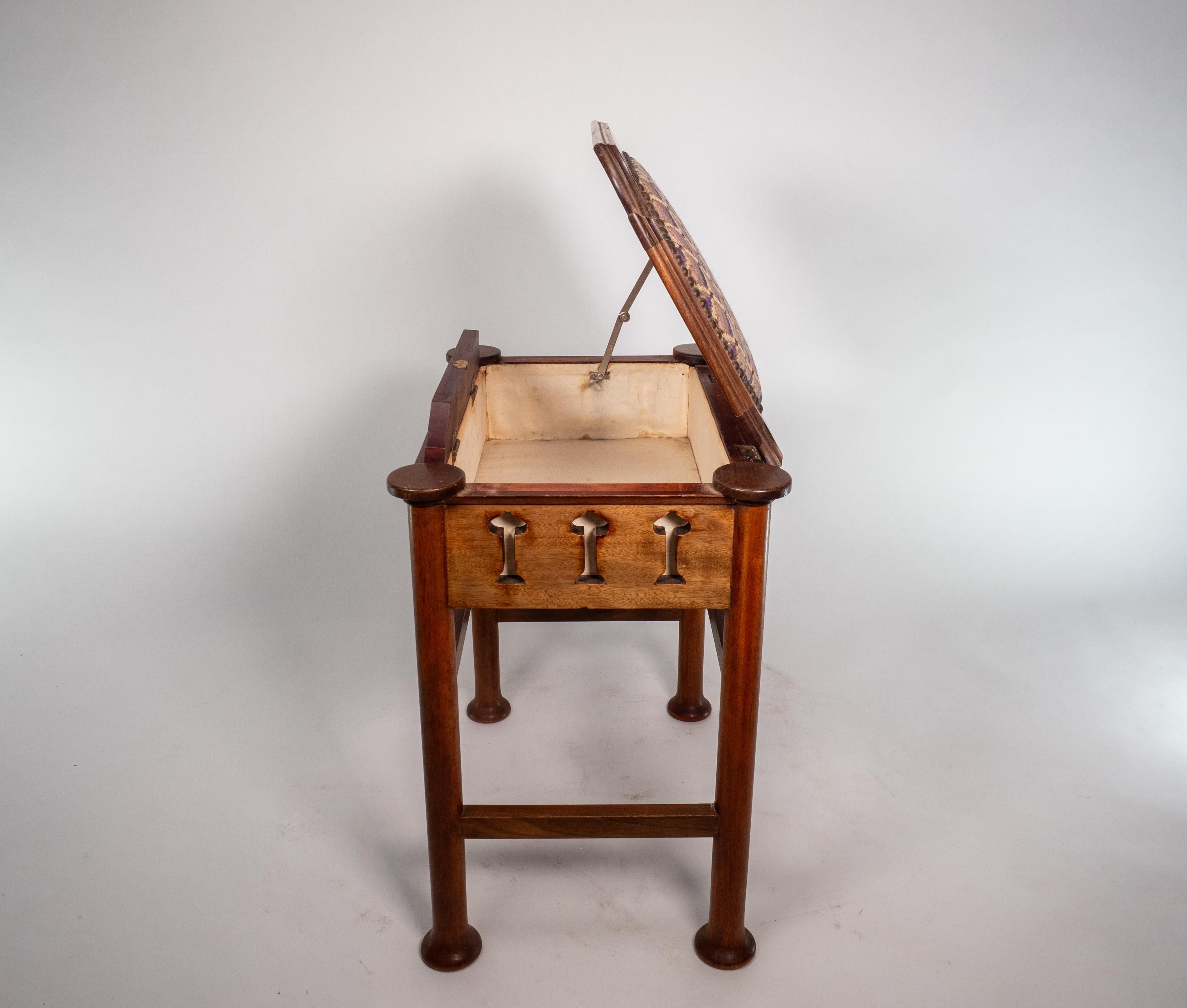 Liberty & Co. attri. Glasgow School Klavierhocker aus Nussbaumholz mit Stauraum unter dem Sitz im Angebot 9