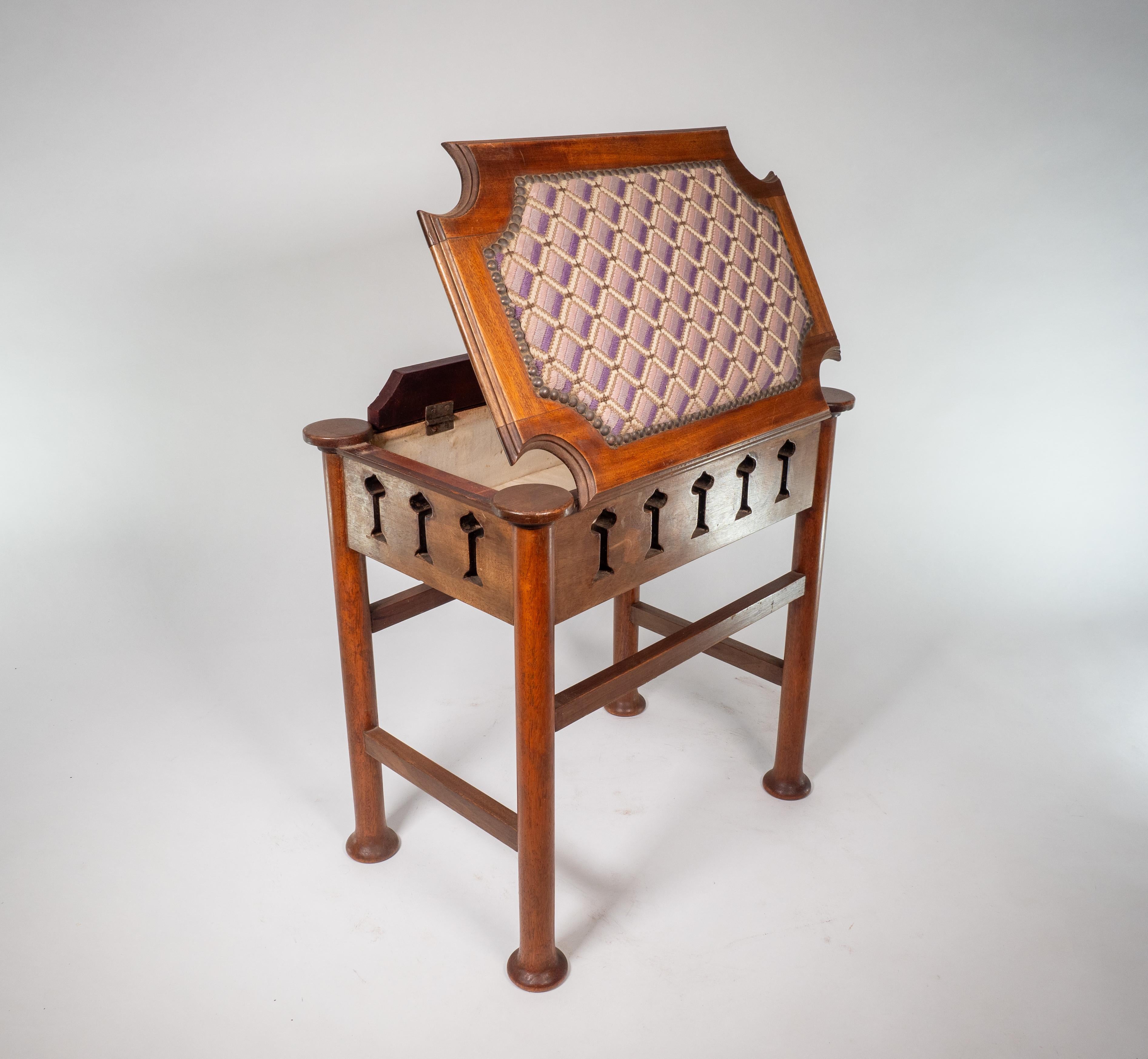 Liberty & Co. attri. Glasgow School Klavierhocker aus Nussbaumholz mit Stauraum unter dem Sitz im Angebot 10