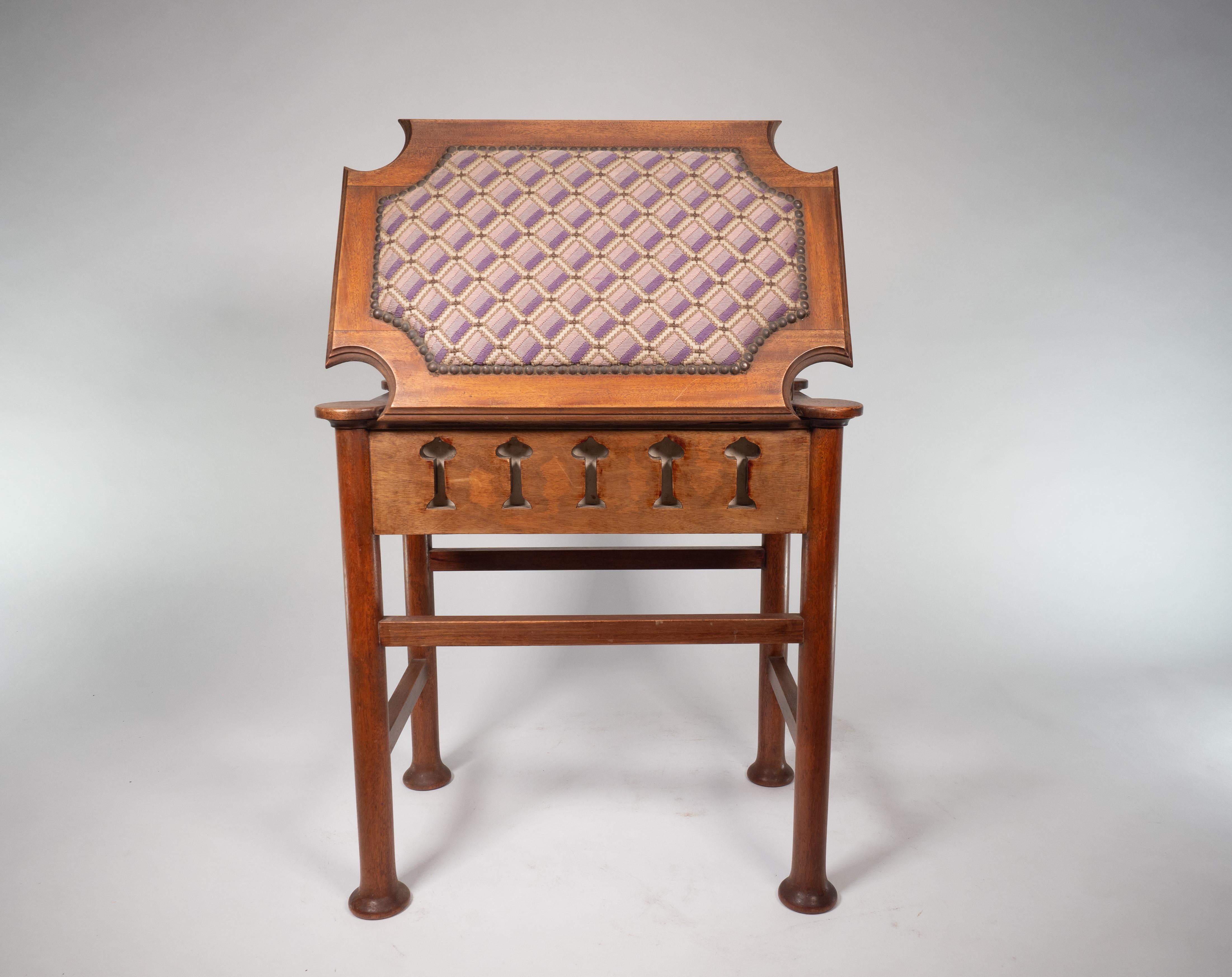 Liberty & Co. attri. Glasgow School Klavierhocker aus Nussbaumholz mit Stauraum unter dem Sitz im Angebot 11