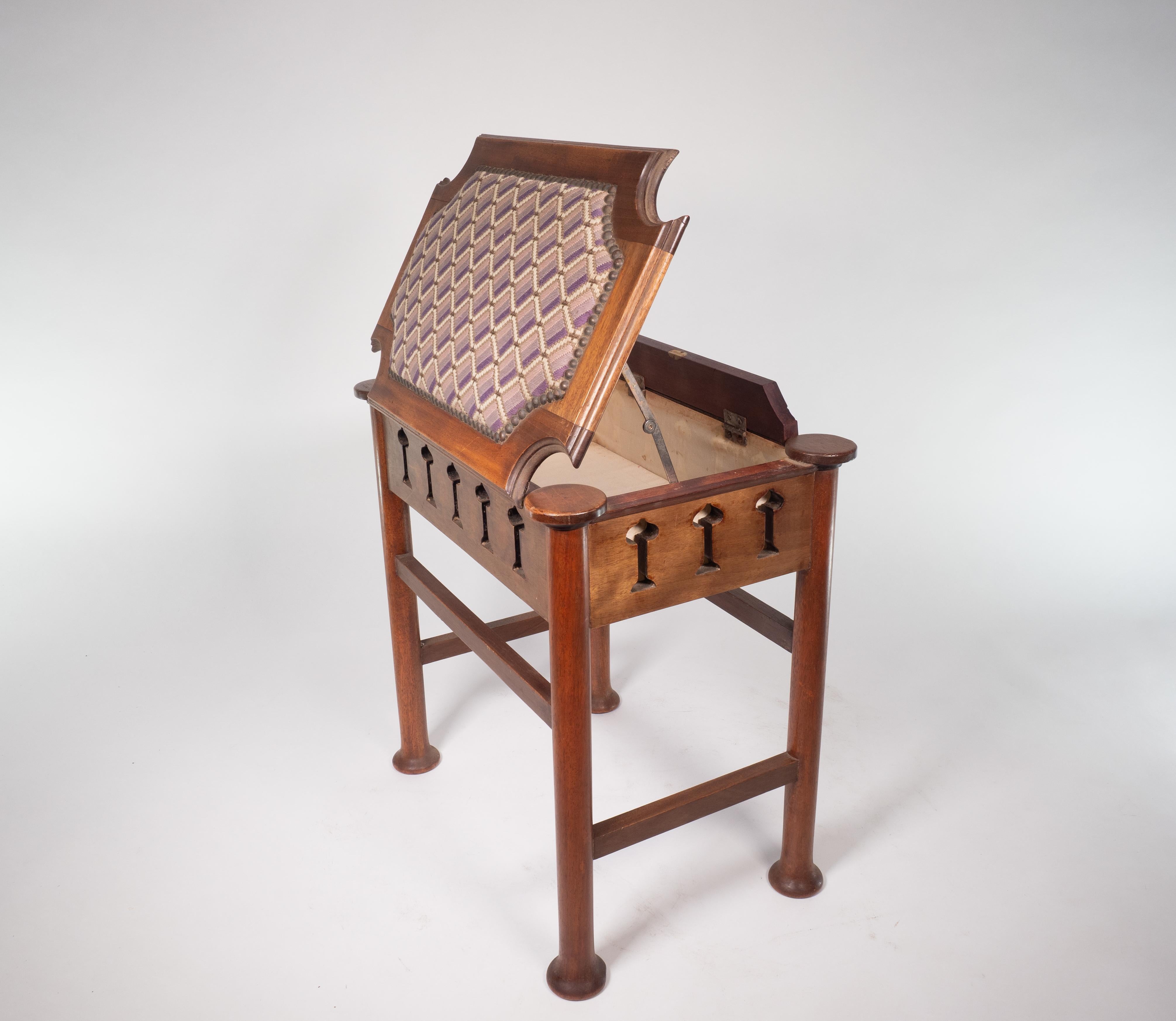 Liberty & Co. attri. Glasgow School Klavierhocker aus Nussbaumholz mit Stauraum unter dem Sitz im Angebot 12