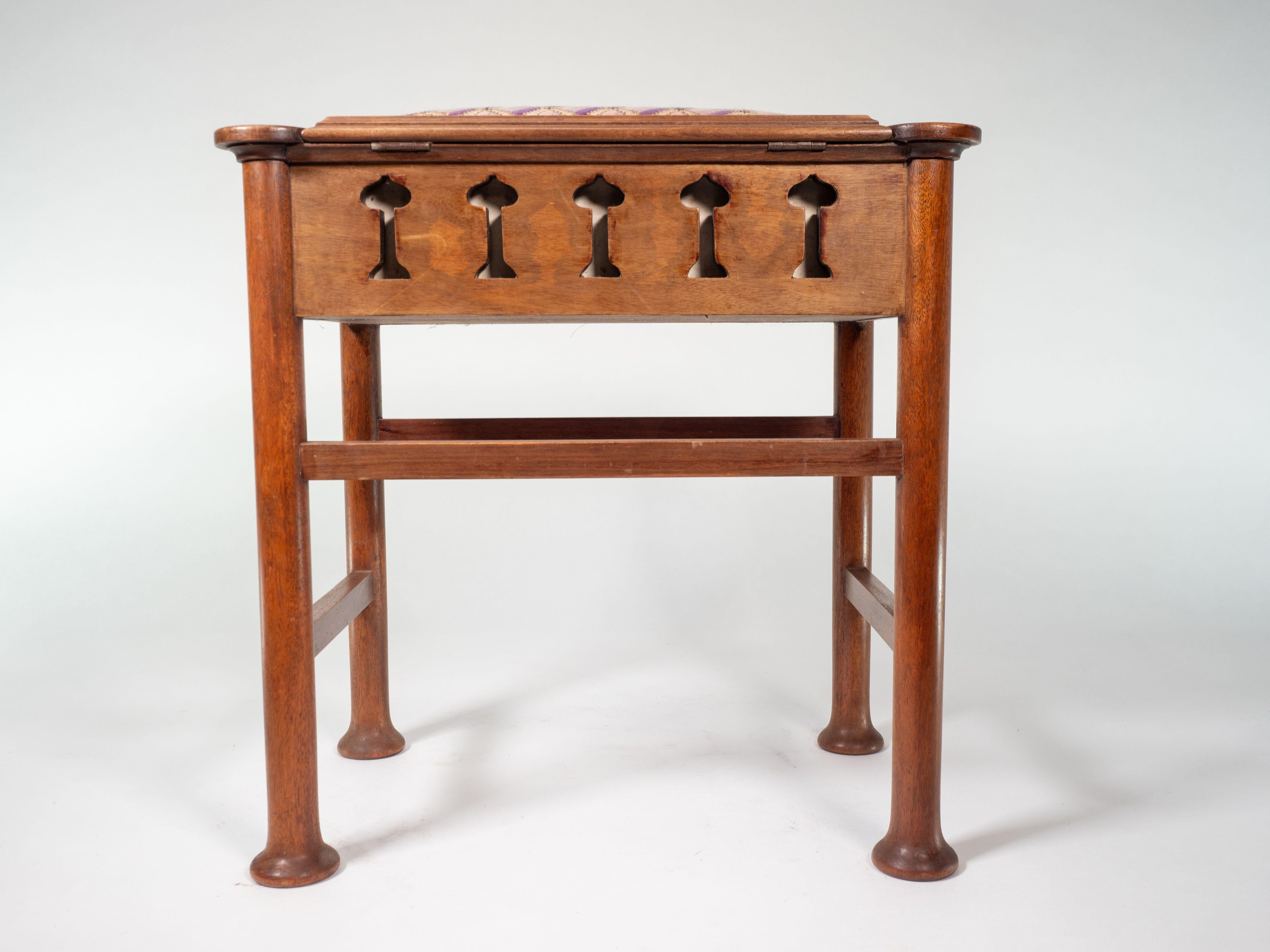 Liberty & Co. attri. Glasgow School Klavierhocker aus Nussbaumholz mit Stauraum unter dem Sitz (Arts and Crafts) im Angebot