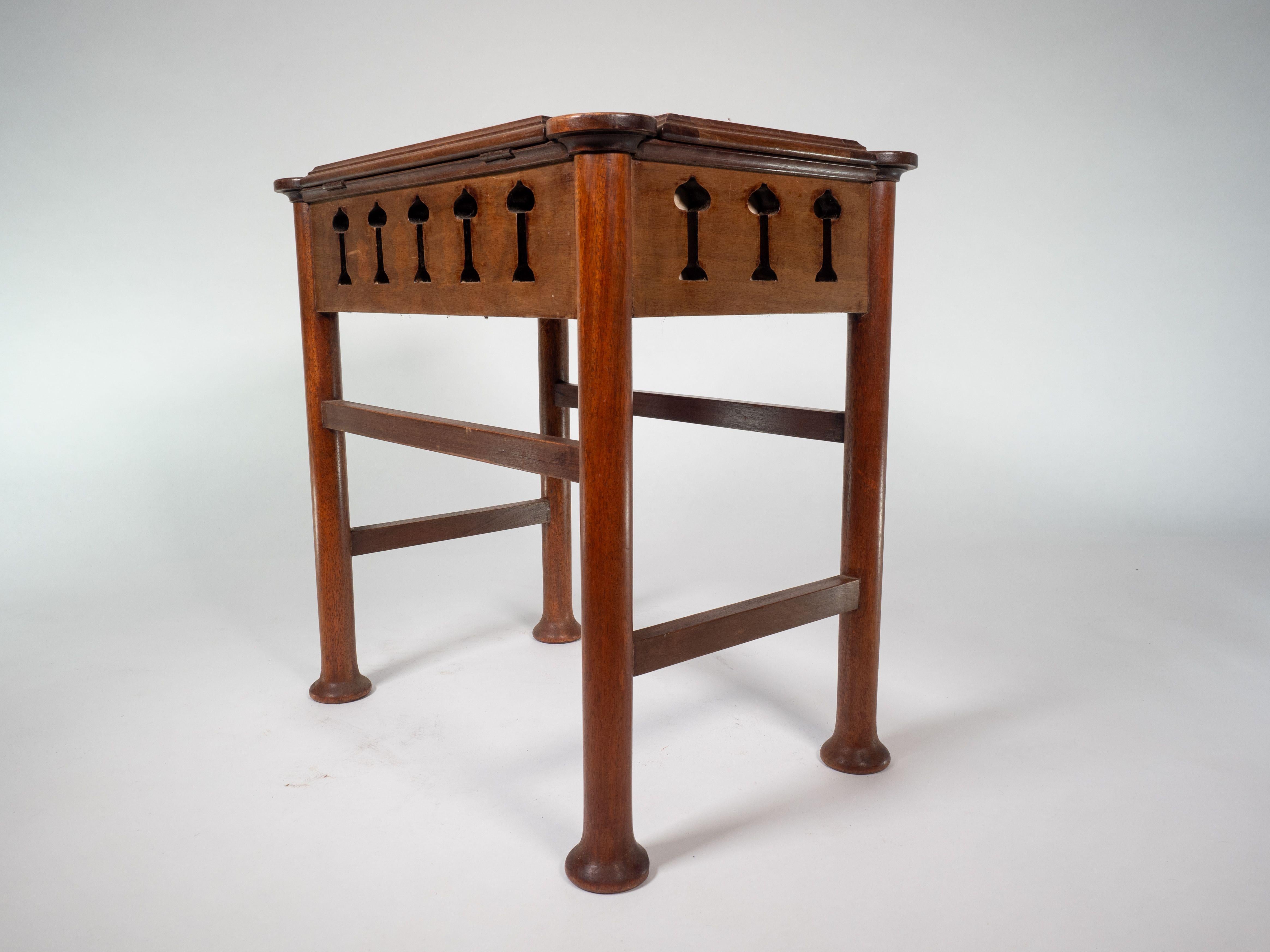 Liberty & Co. attri. Glasgow School Klavierhocker aus Nussbaumholz mit Stauraum unter dem Sitz im Zustand „Gut“ im Angebot in London, GB