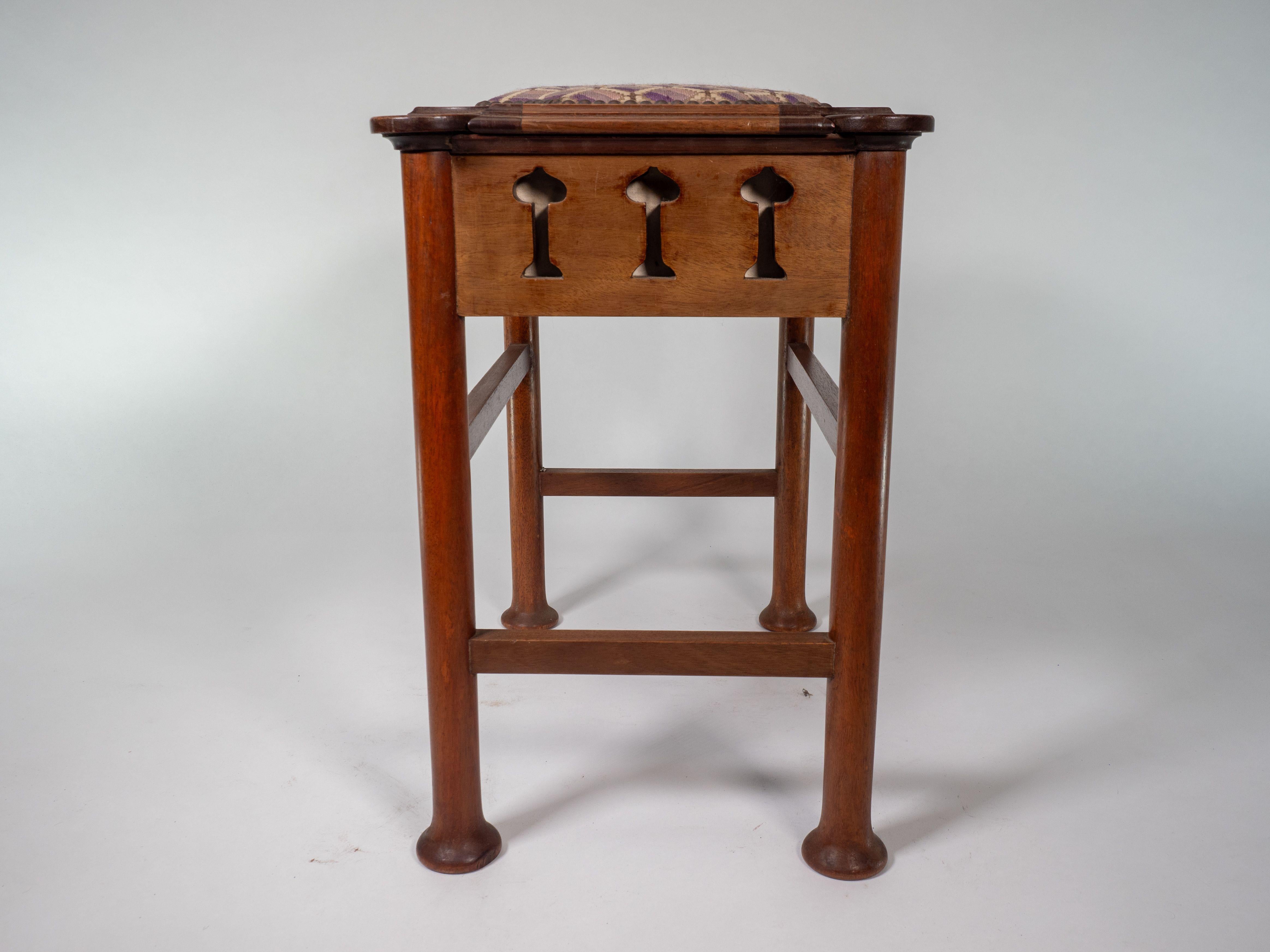 Liberty & Co. attri. Glasgow School Klavierhocker aus Nussbaumholz mit Stauraum unter dem Sitz (Frühes 20. Jahrhundert) im Angebot