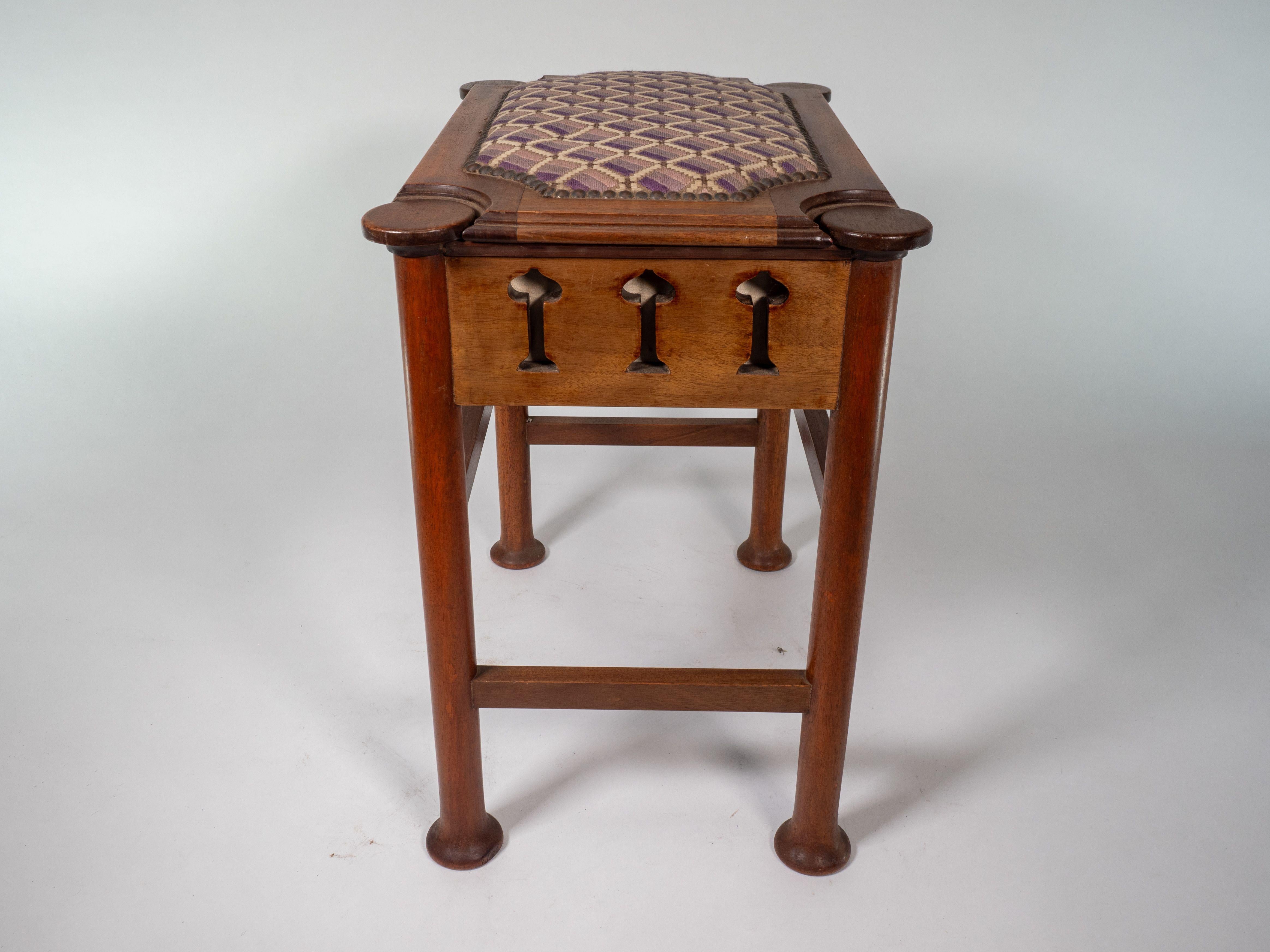 Liberty & Co. attri. Glasgow School Klavierhocker aus Nussbaumholz mit Stauraum unter dem Sitz (Walnuss) im Angebot