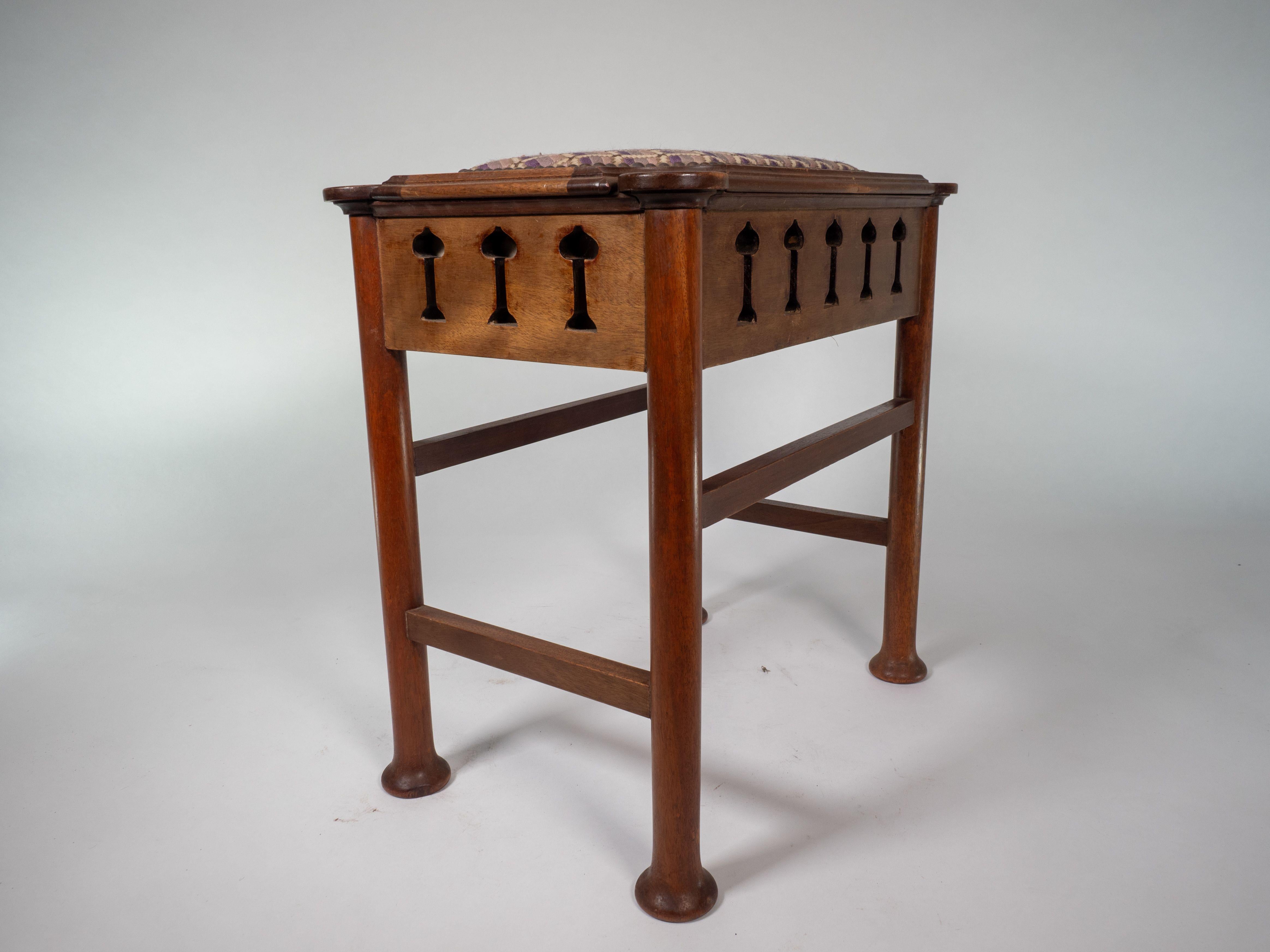 Liberty & Co. attri. Glasgow School Klavierhocker aus Nussbaumholz mit Stauraum unter dem Sitz im Angebot 1