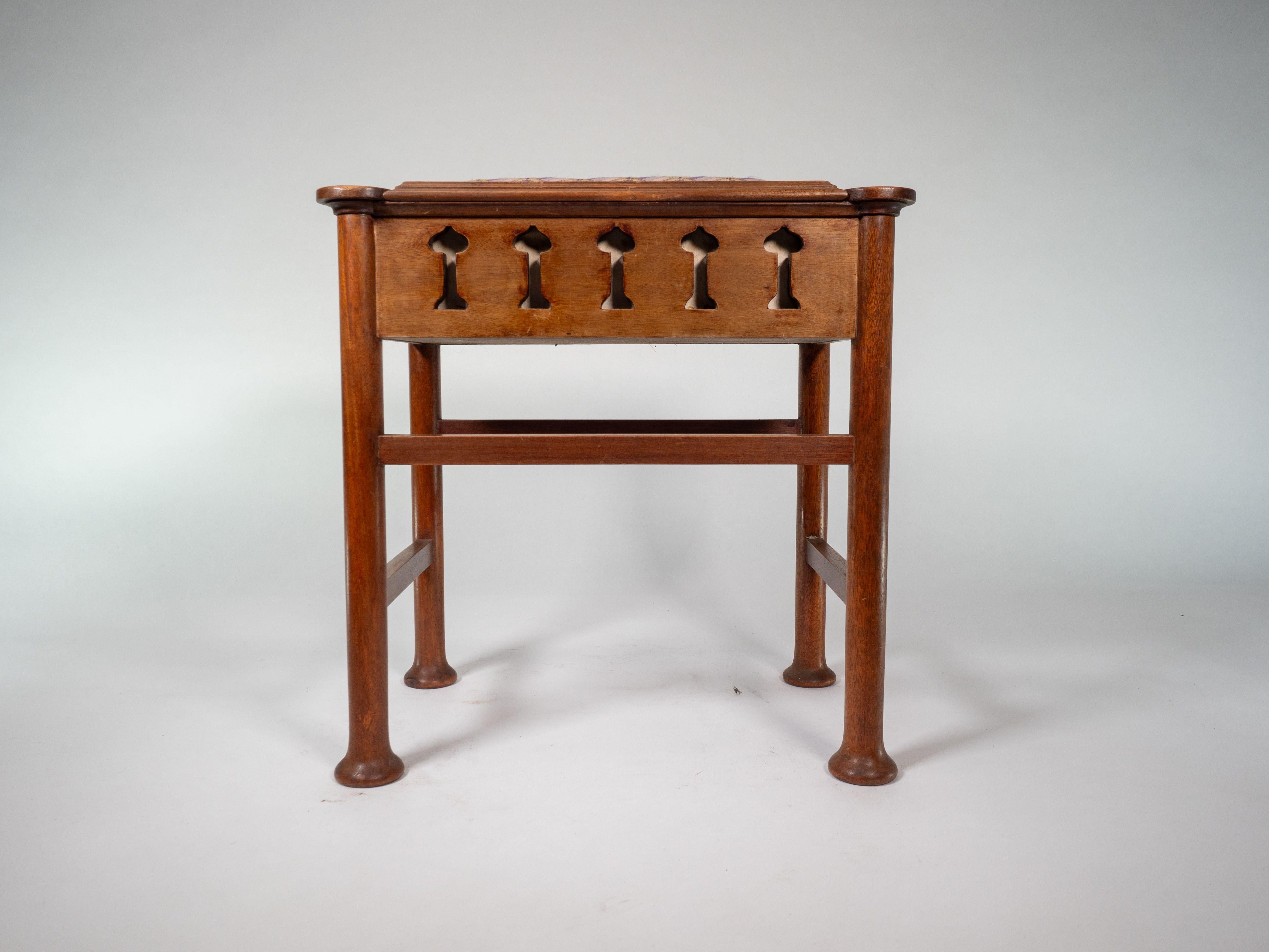 Liberty & Co. attri. Glasgow School Klavierhocker aus Nussbaumholz mit Stauraum unter dem Sitz im Angebot 2