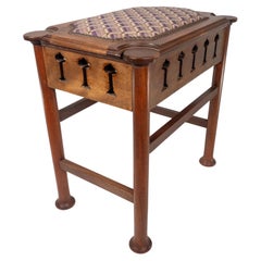 Liberty & Co attri. Tabouret de piano en noyer de l'école de Glasgow avec rangement sous le siège
