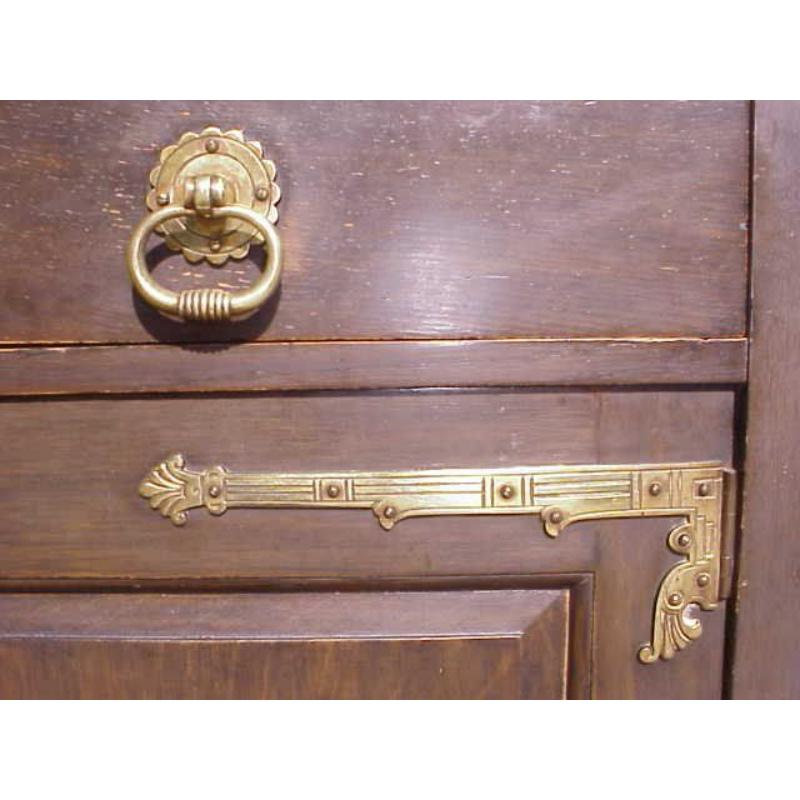 Liberty & Co, attributed. A good quality oak Moorish dresser In Good Condition For Sale In London, GB