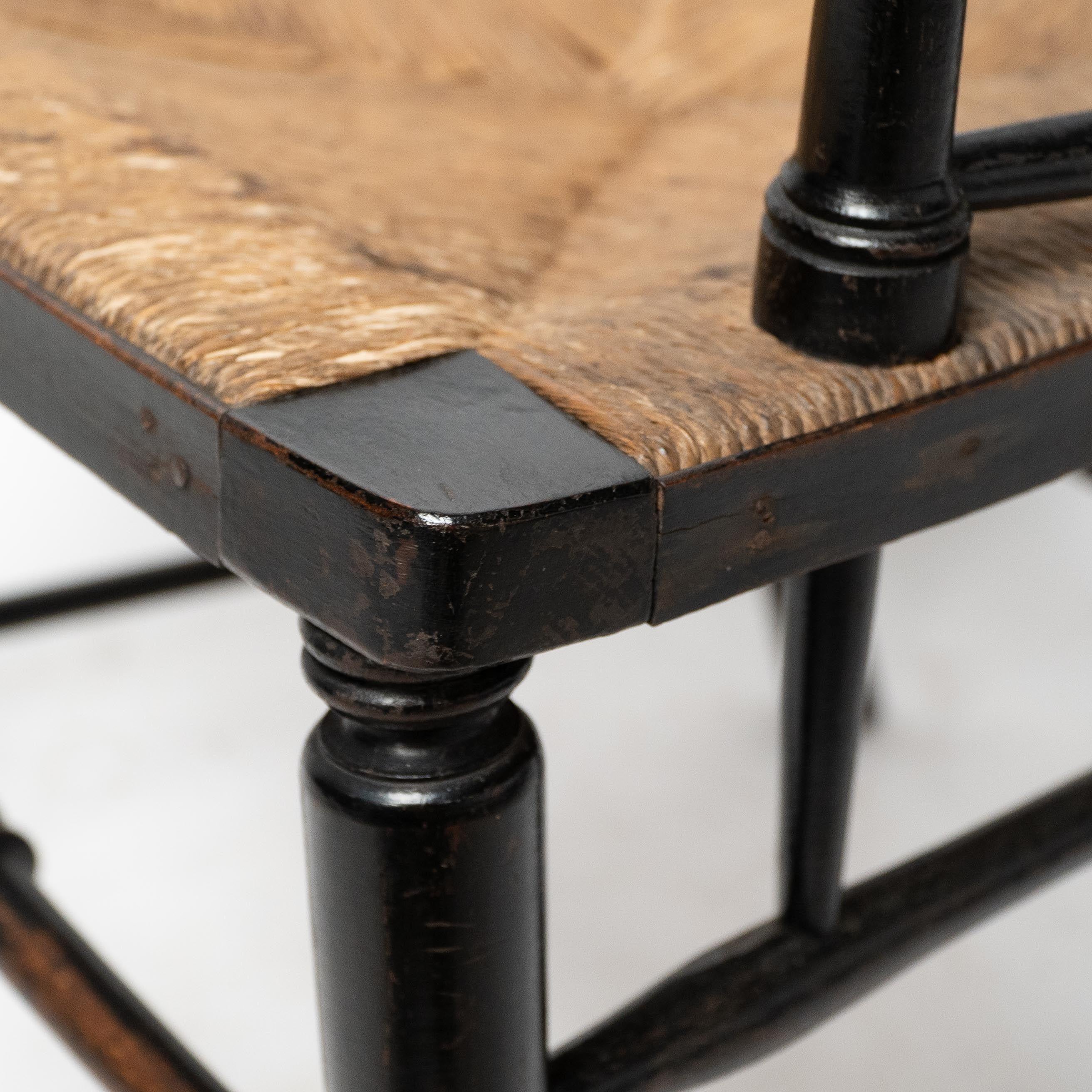 Liberty & Co, attribué. Fauteuil à assise en jonc Aesthetic Movement en vente 4