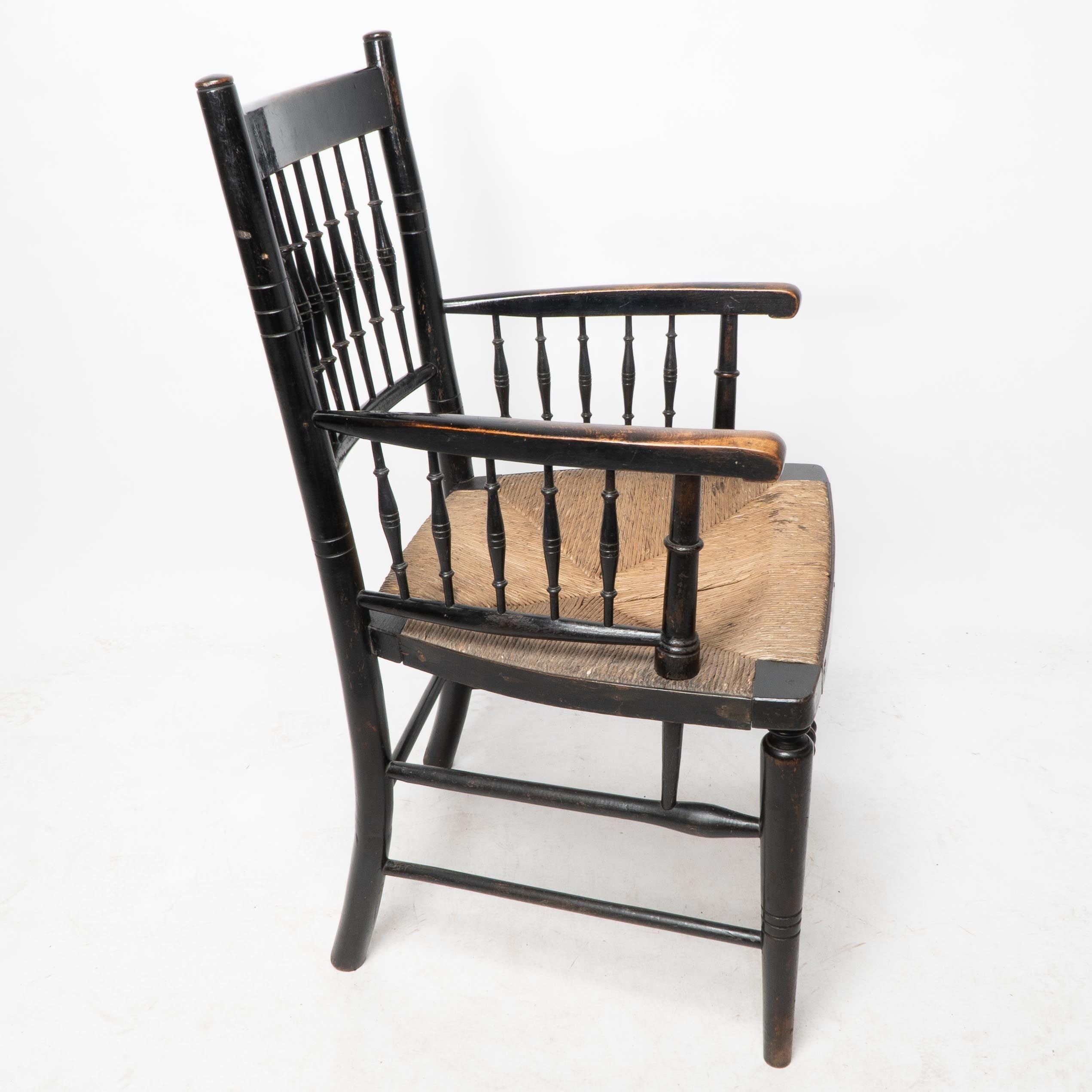 Fin du XIXe siècle Liberty & Co, attribué. Fauteuil à assise en jonc Aesthetic Movement en vente