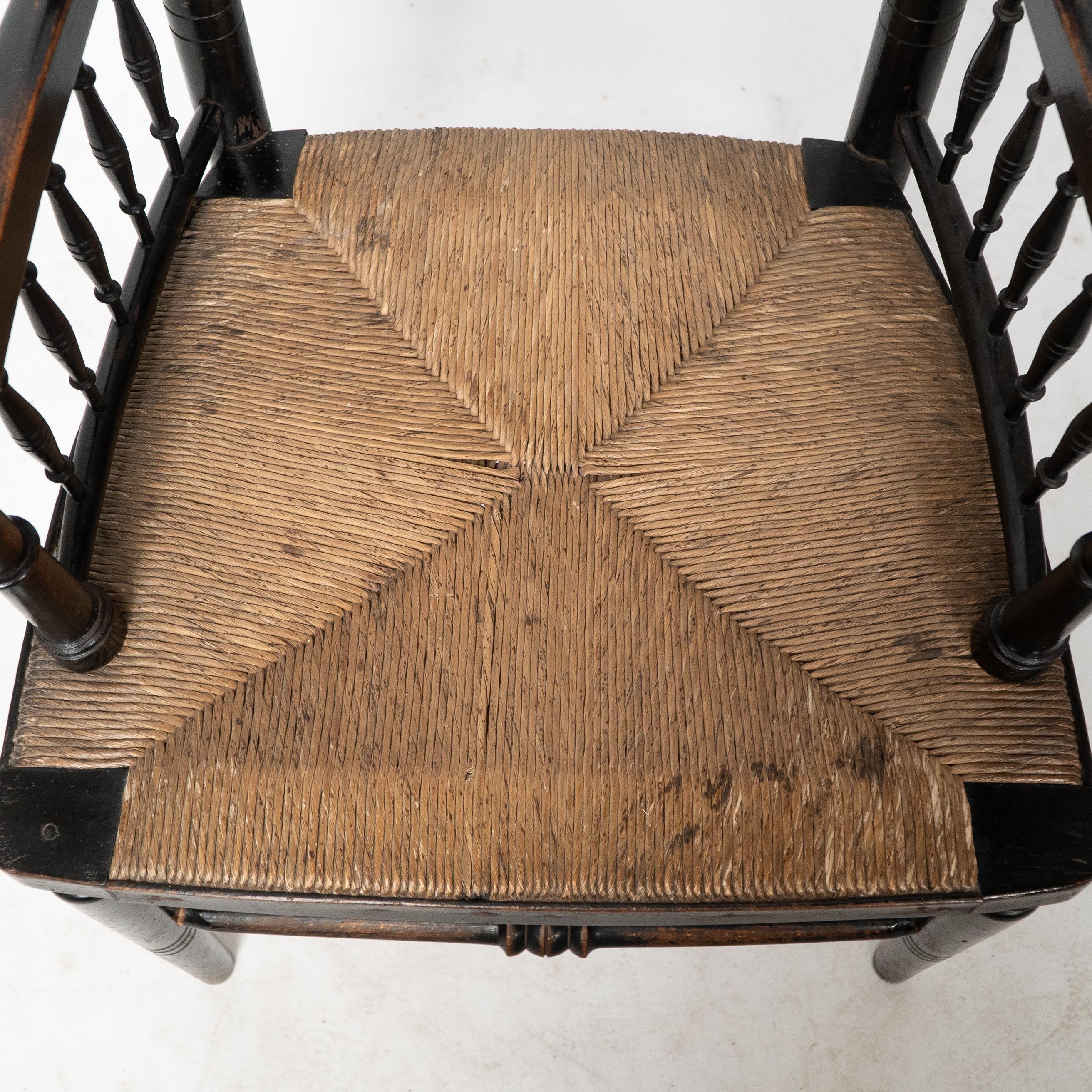 Liberty & Co, attribué. Fauteuil à assise en jonc Aesthetic Movement en vente 1