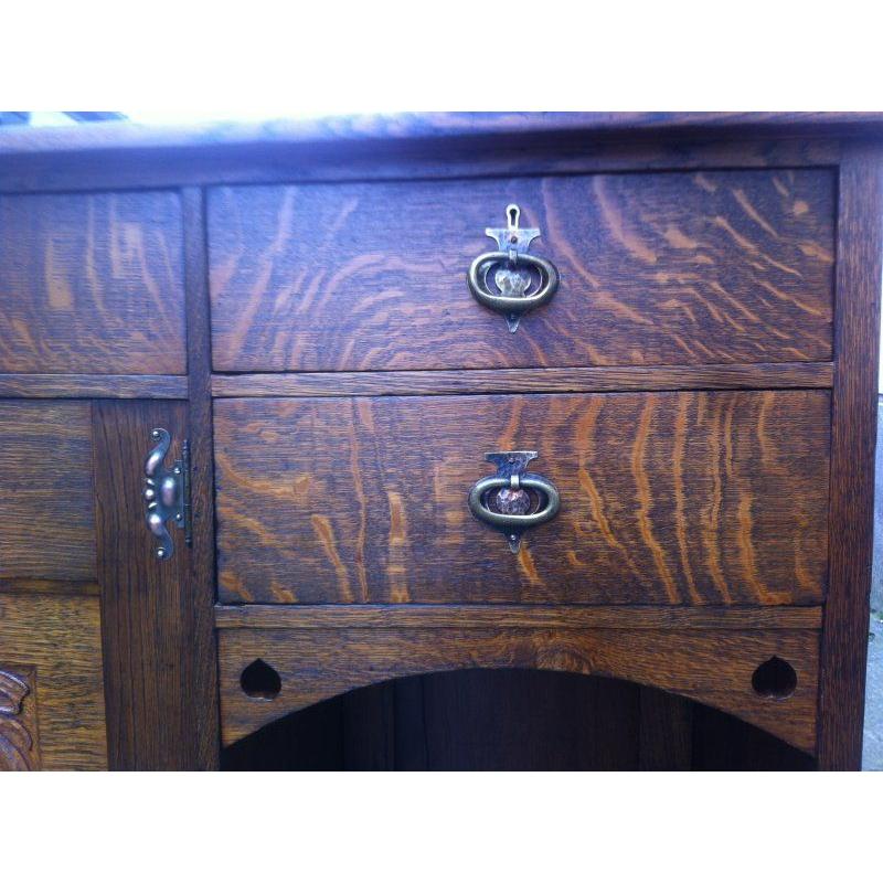 Liberty & Co, attribué. Buffet en chêne de style Arts and Crafts dans le style de Glasgow 5