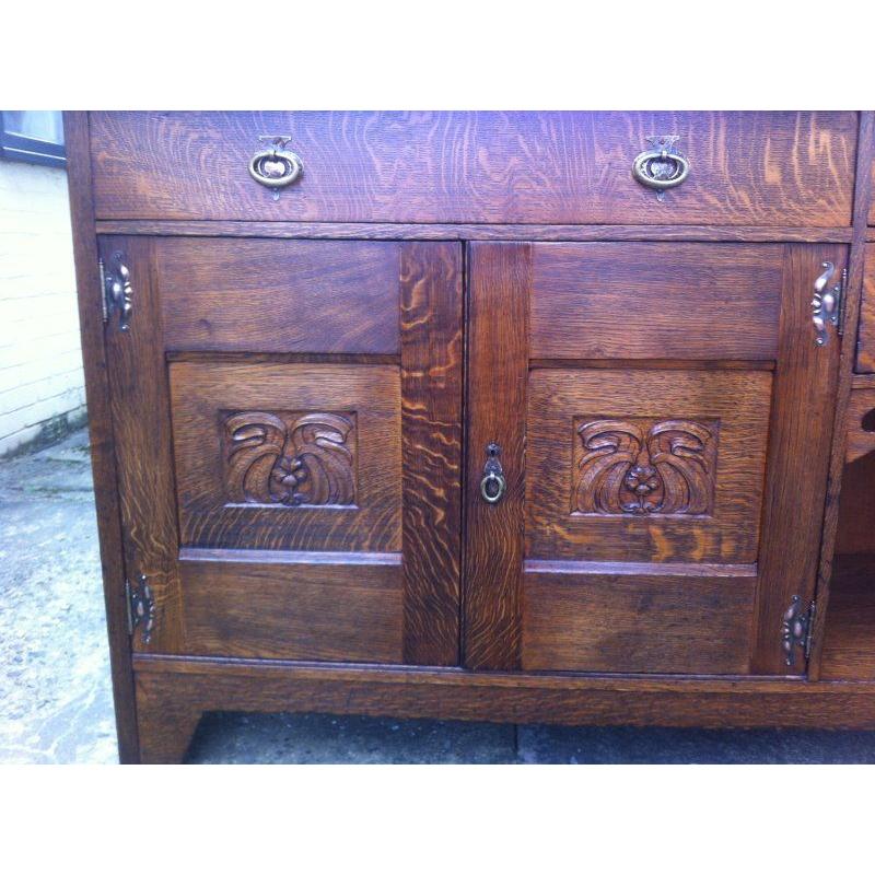 Liberty & Co, attribué. Buffet en chêne de style Arts and Crafts dans le style de Glasgow 7