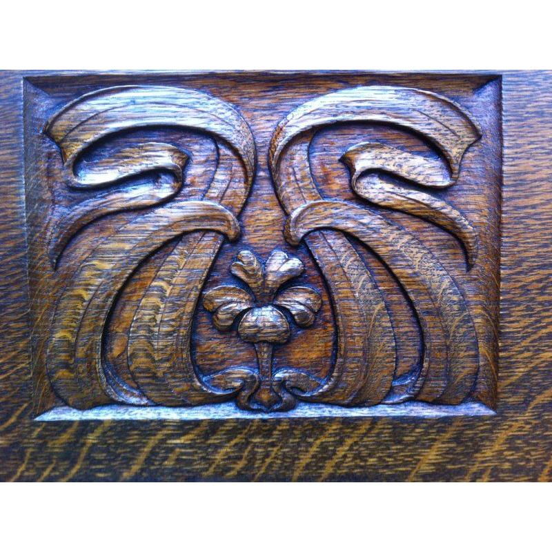Liberty & Co, attribué. Buffet en chêne de style Arts and Crafts dans le style de Glasgow 8