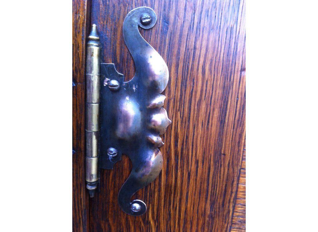Liberty & Co, attribué. Buffet en chêne de style Arts and Crafts dans le style de Glasgow 11
