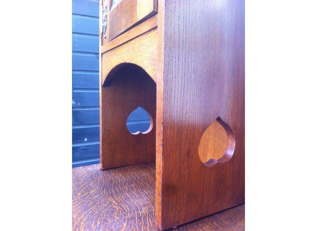 Liberty & Co, attribué. Buffet en chêne de style Arts and Crafts dans le style de Glasgow 3