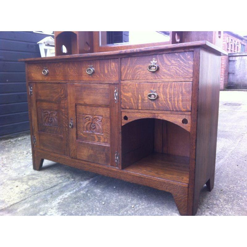 Liberty & Co, attribué. Buffet en chêne de style Arts and Crafts dans le style de Glasgow 4