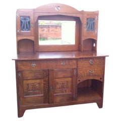Liberty & Co, attribué. Buffet en chêne de style Arts and Crafts dans le style de Glasgow